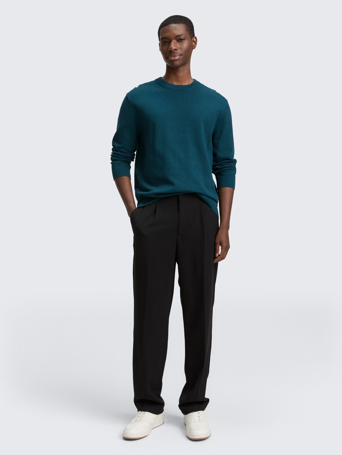 Basic Strickpullover aus Baumwolle - deep pond green - Model-Vorderansicht