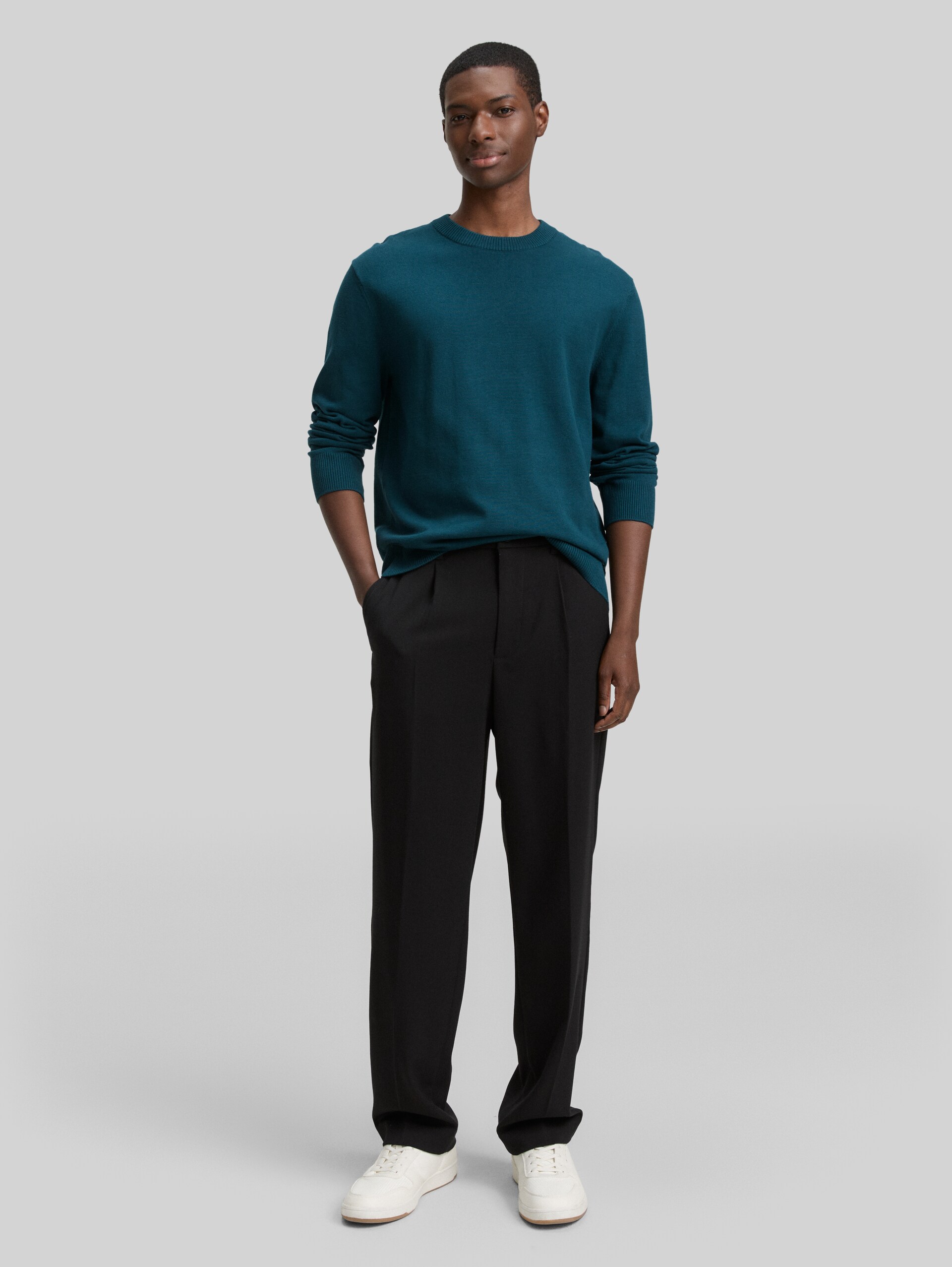 Basic Strickpullover aus Baumwolle - deep pond green - Model-Vorderansicht