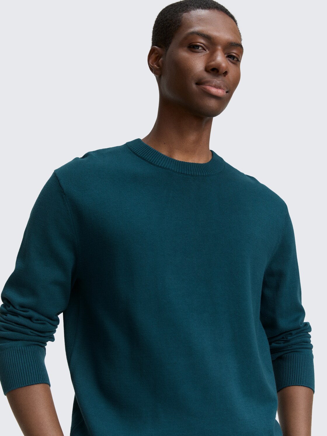 Basic Strickpullover aus Baumwolle - deep pond green - Detail-Model-Ansicht
