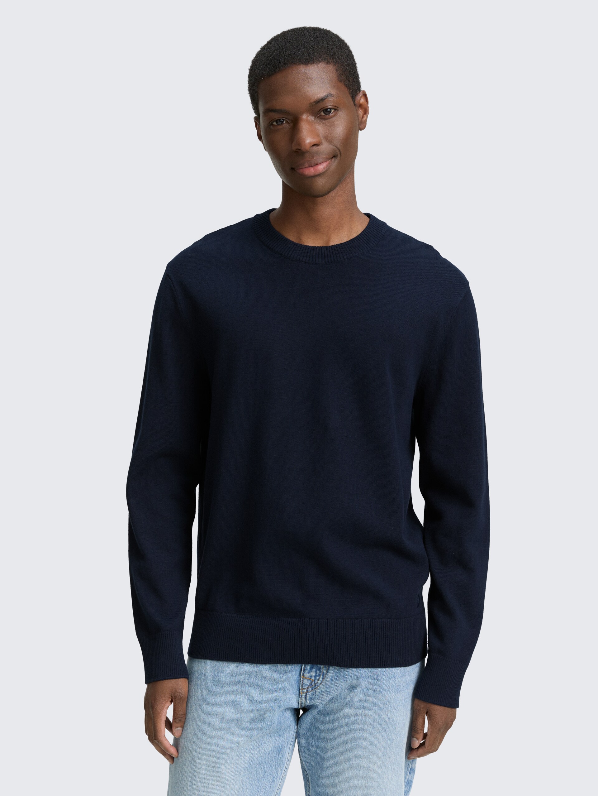 Basic Strickpullover aus Baumwolle - dark navy - Ausschnitt Model-Vorderansicht