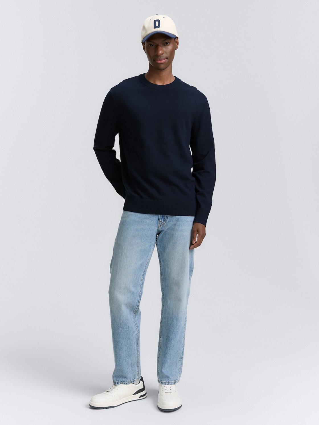 Basic Strickpullover aus Baumwolle - dark navy - Model-Vorderansicht