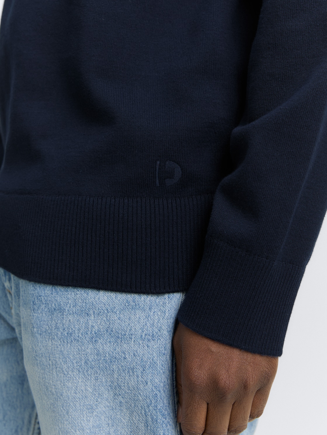 Basic Strickpullover aus Baumwolle - dark navy - Detail-Model-Ansicht