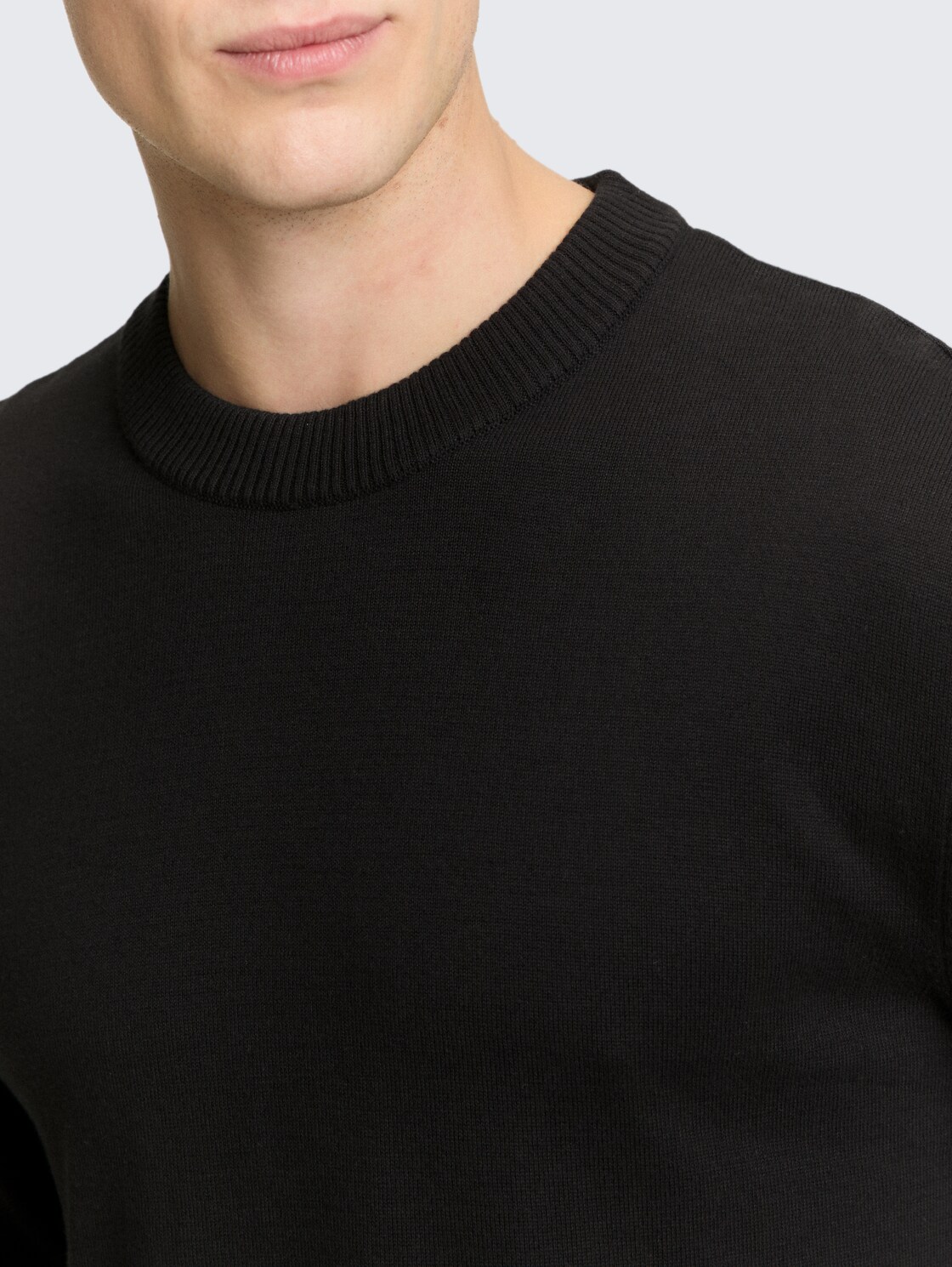 Basic Strickpullover aus Baumwolle - Black - Detail-Model-Ansicht