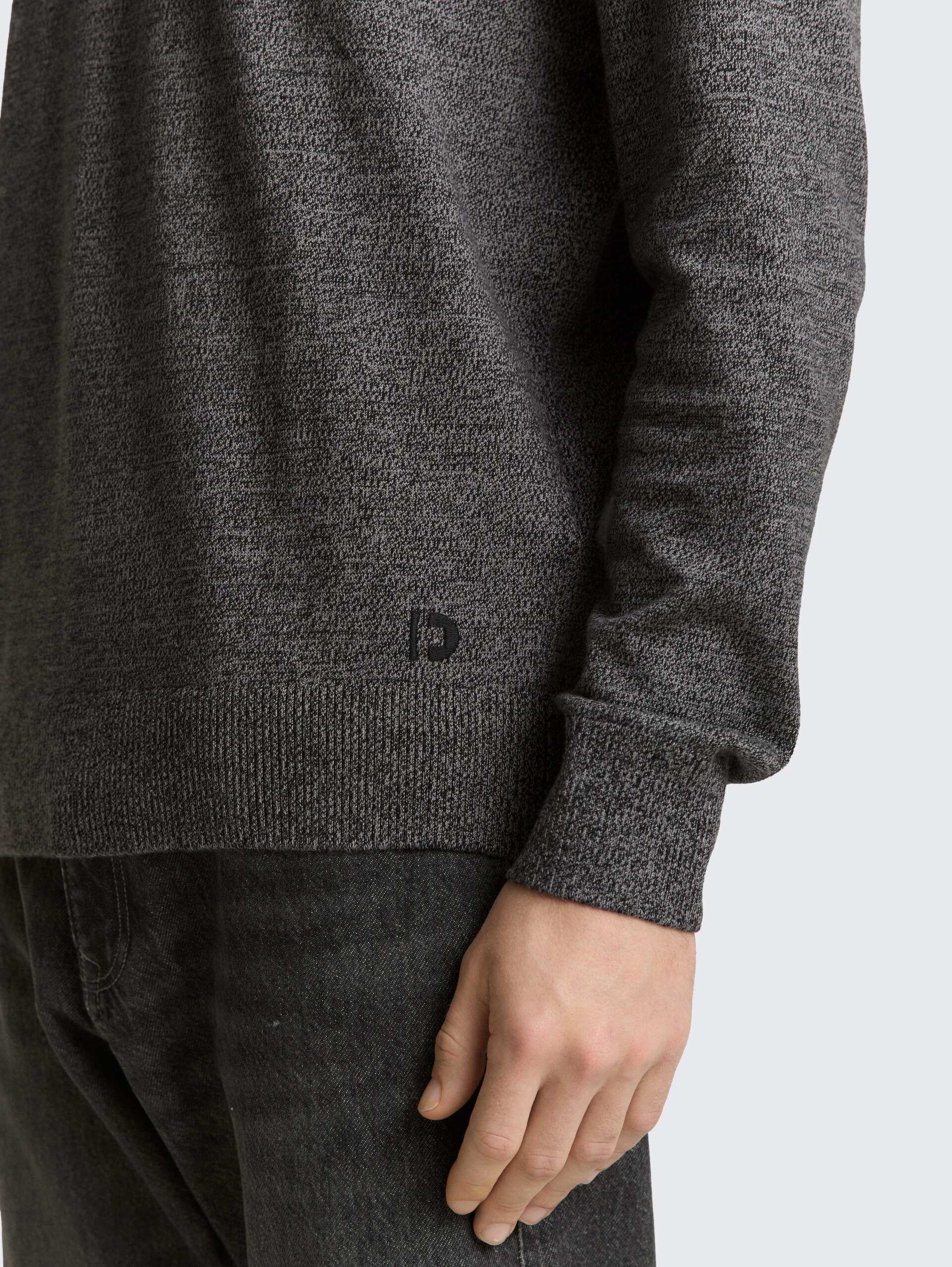 Basic Strickpullover aus Baumwolle - grey tonal mouline - Detail-Model-Ansicht