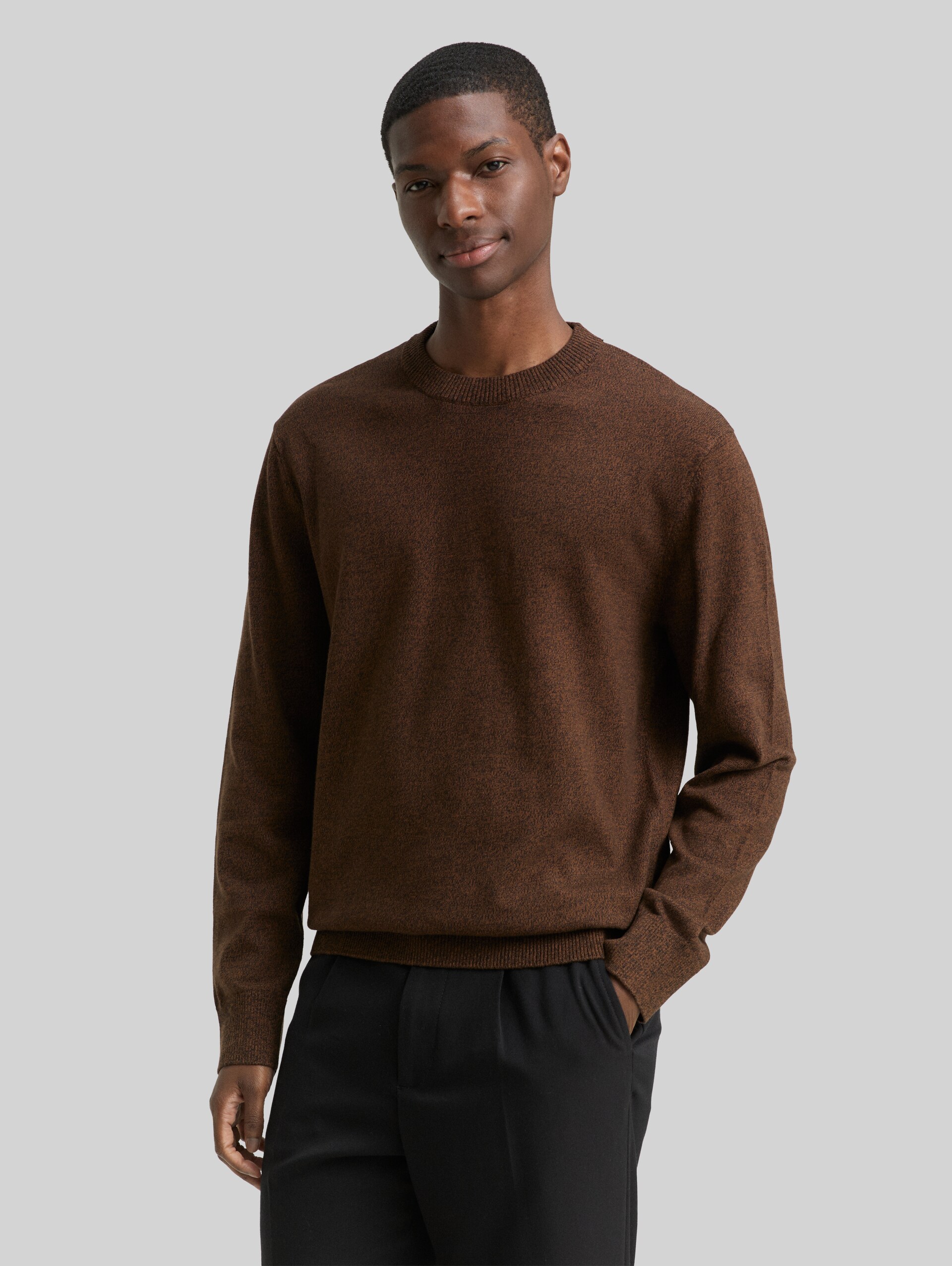 Basic Strickpullover aus Baumwolle - brown black mouline - Ausschnitt Model-Vorderansicht