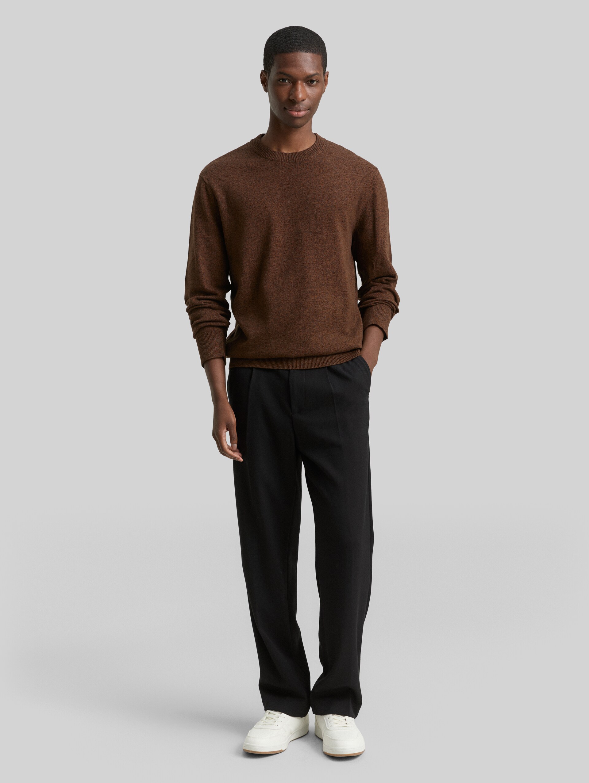 Basic Strickpullover aus Baumwolle - brown black mouline - Model-Vorderansicht