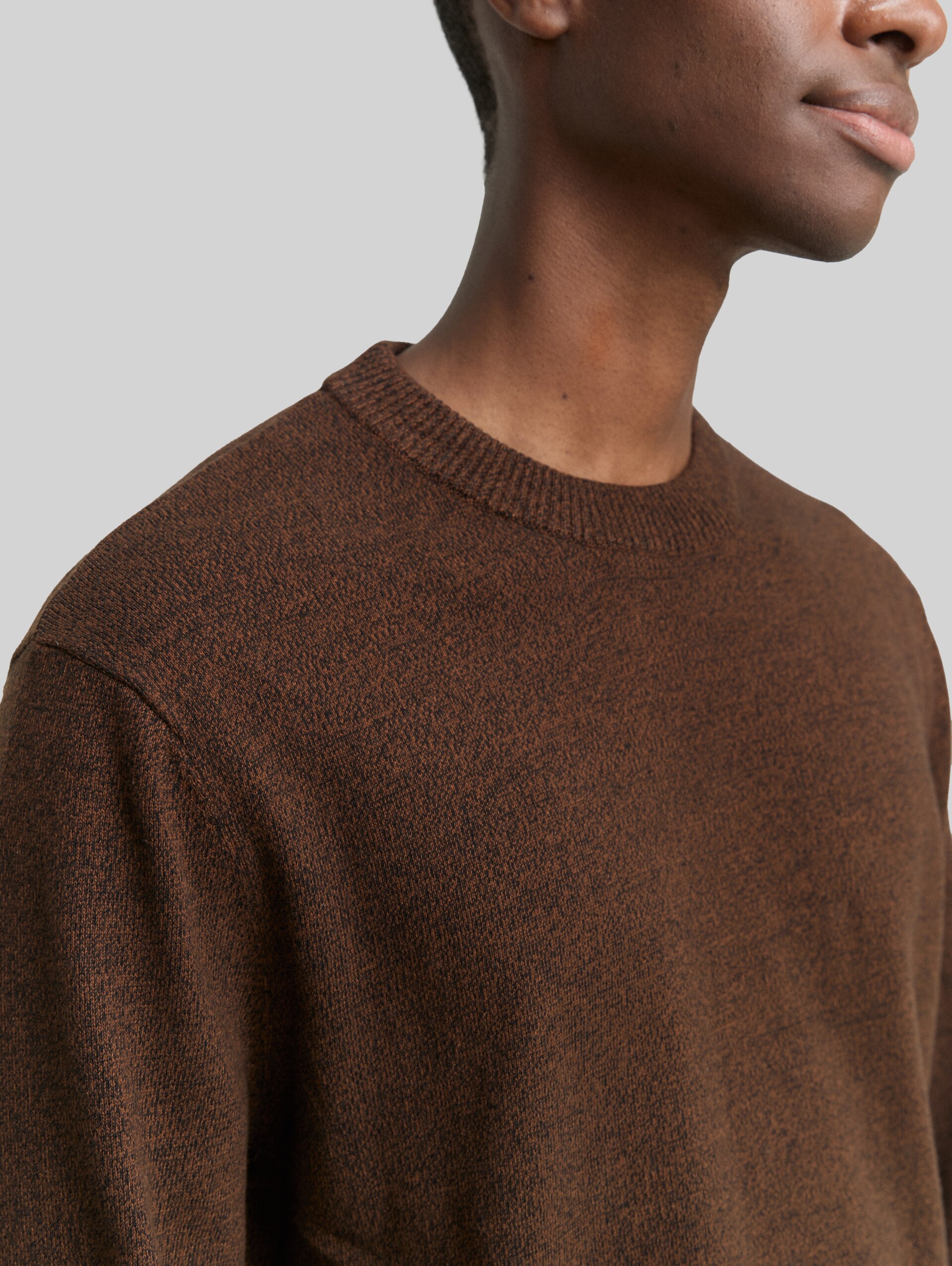 Basic Strickpullover aus Baumwolle - brown black mouline - Detail-Model-Ansicht