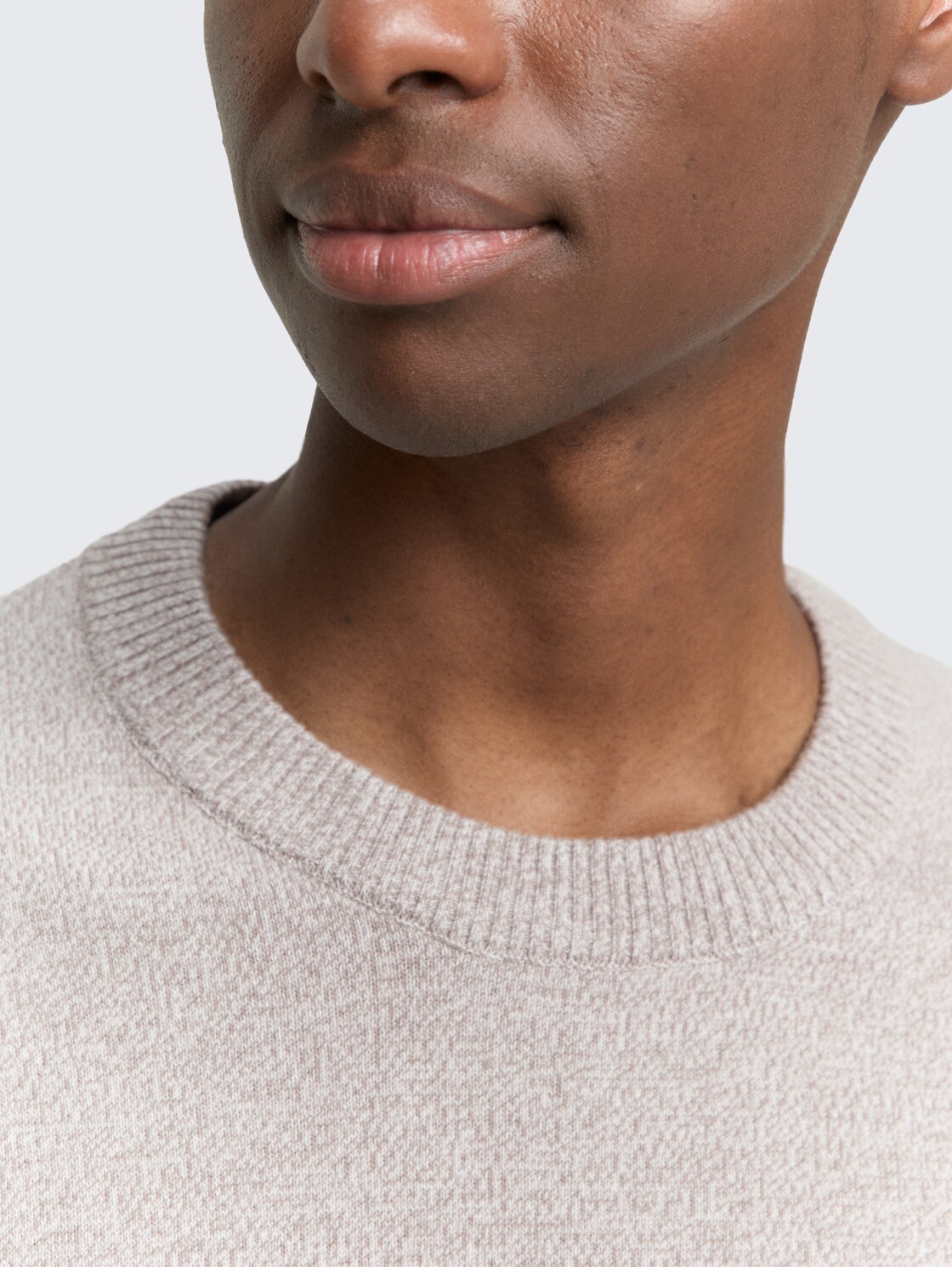 Basic Strickpullover aus Baumwolle - greyish brown white mouline - Detail-Model-Ansicht