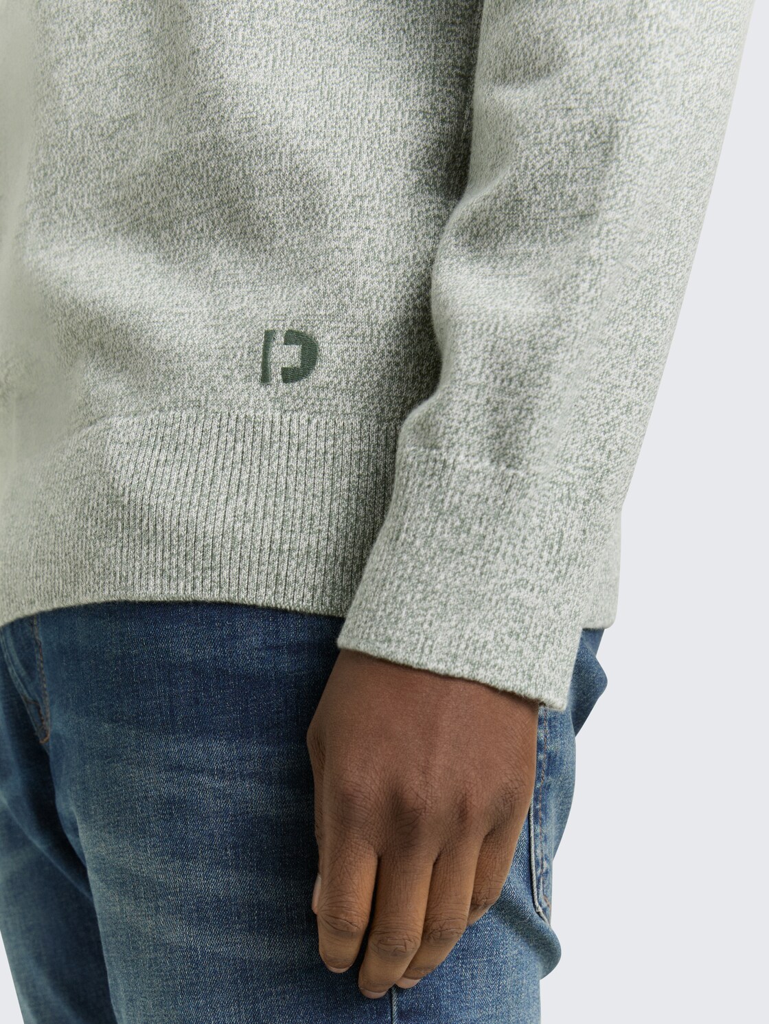 Basic Strickpullover aus Baumwolle - olive white mouline - Detail-Model-Ansicht