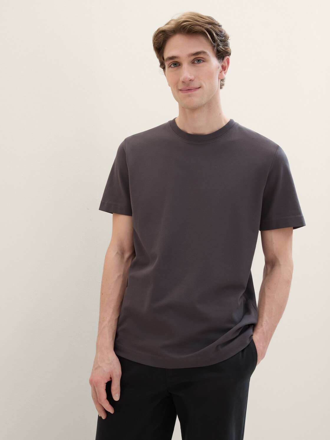 Piqué T-Shirt mit Stretch - Tarmac Grey - Ausschnitt Model-Vorderansicht