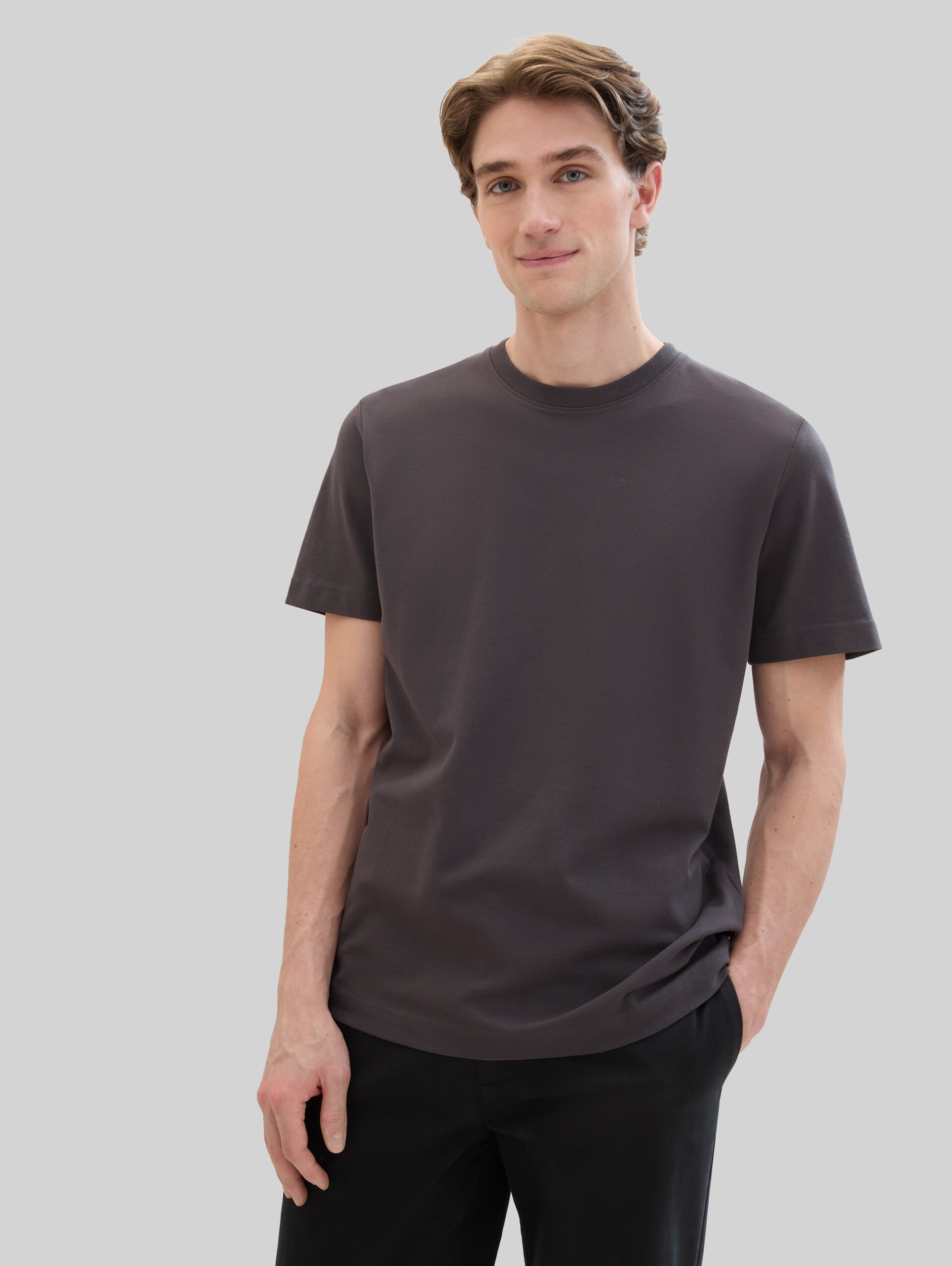 Piqué T-shirt with stretch - Tarmac Grey - Neckline model front view