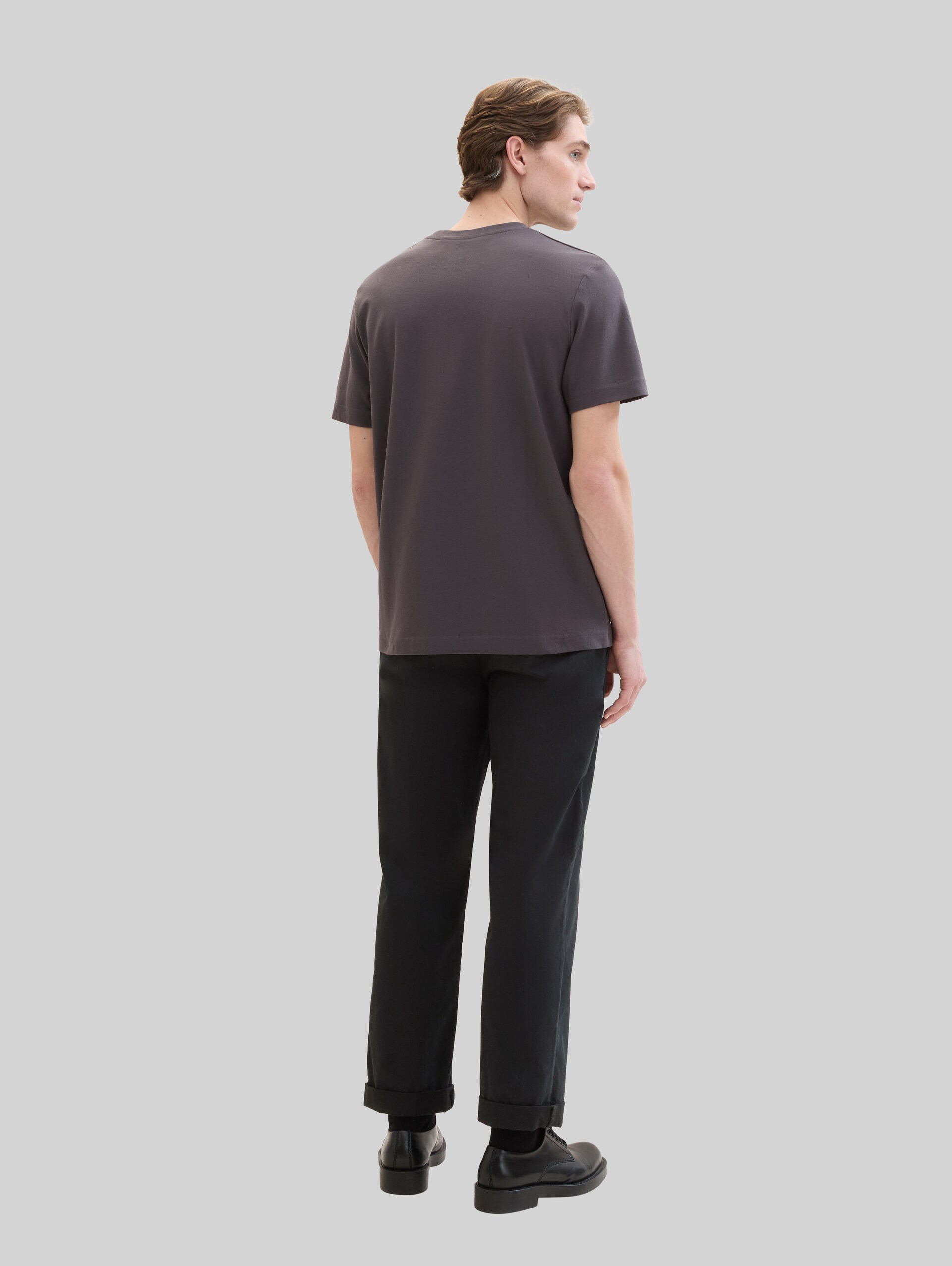 Piqué T-shirt with stretch - Tarmac Grey - Neckline model-back view