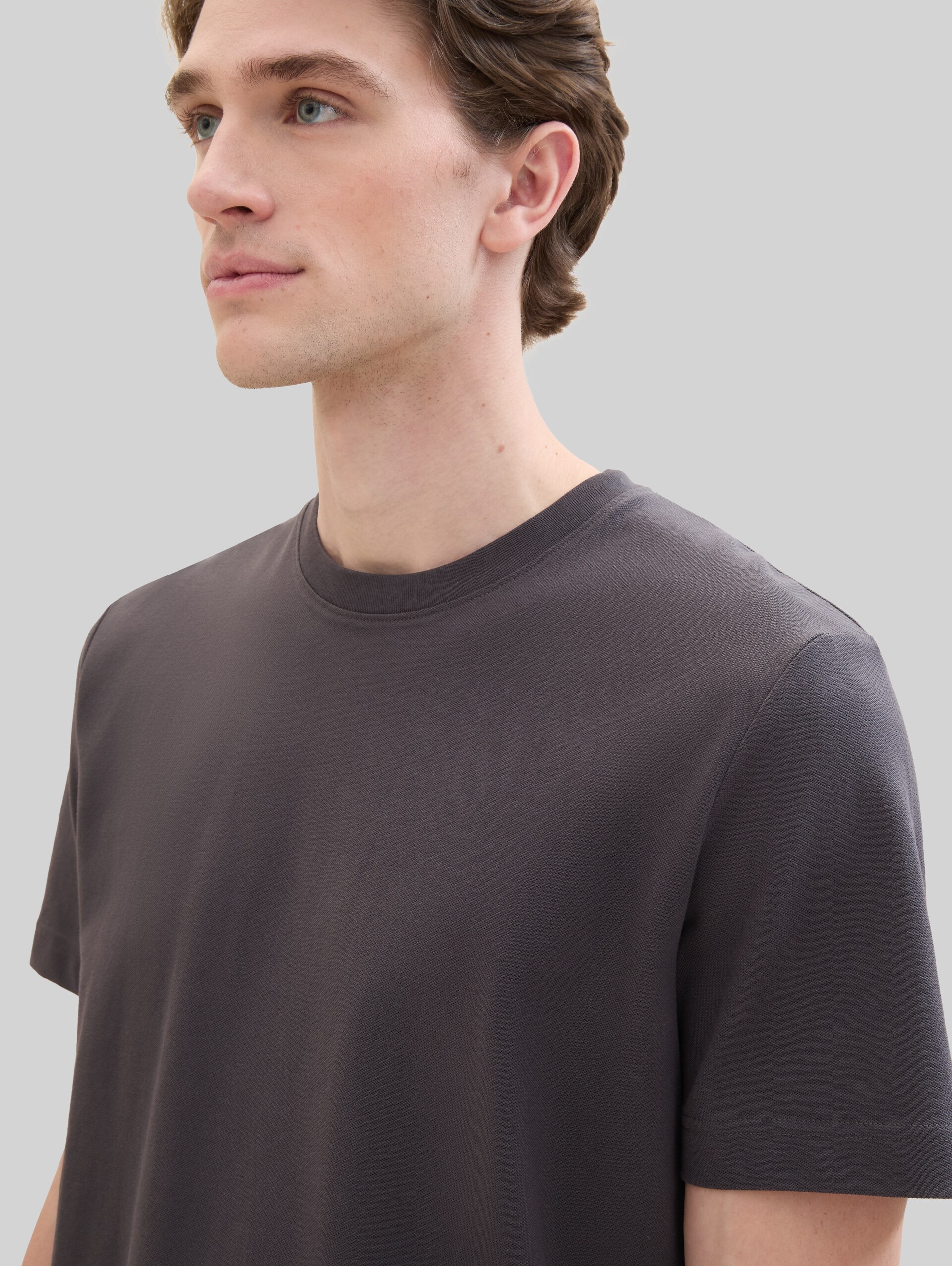 Piqué T-shirt with stretch - Tarmac Grey - Detail model view