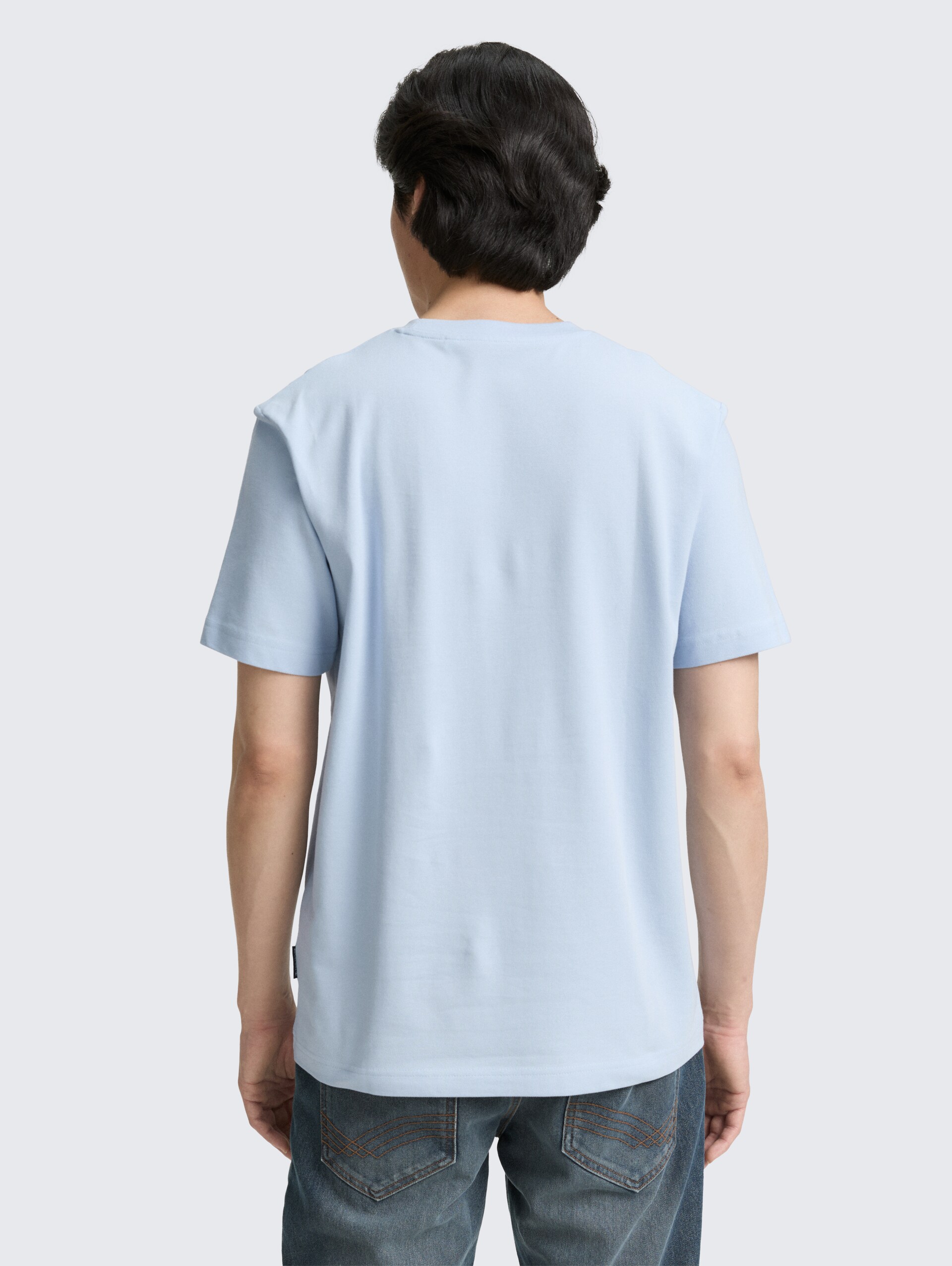 Piqué T-Shirt mit Stretch - Light Metal Blue - Auschnitt Model-Rückansicht