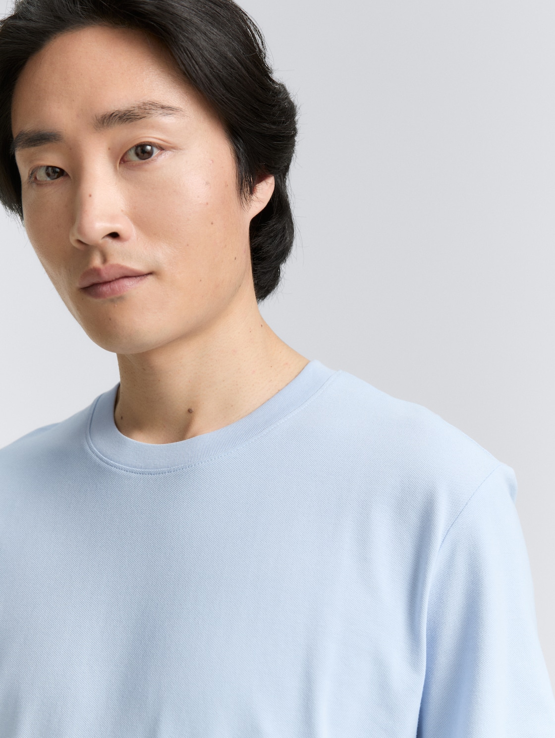 Piqué T-Shirt mit Stretch - Light Metal Blue - Detail-Model-Ansicht