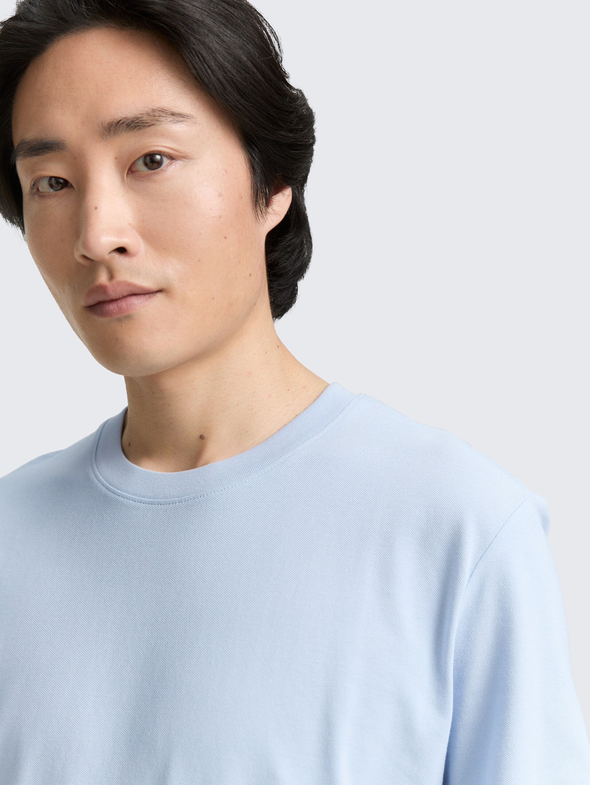 Piqué T-Shirt mit Stretch - Light Metal Blue - Detail-Model-Ansicht