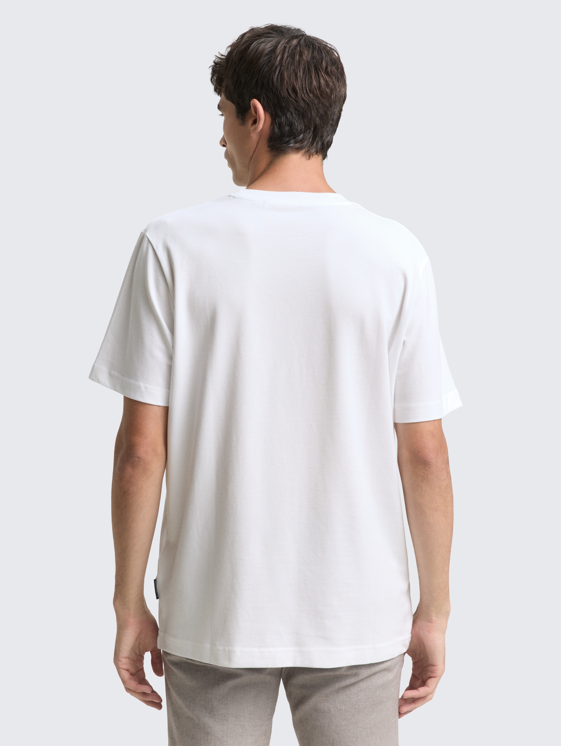 Piqué T-shirt with stretch - White - Neckline model-back view