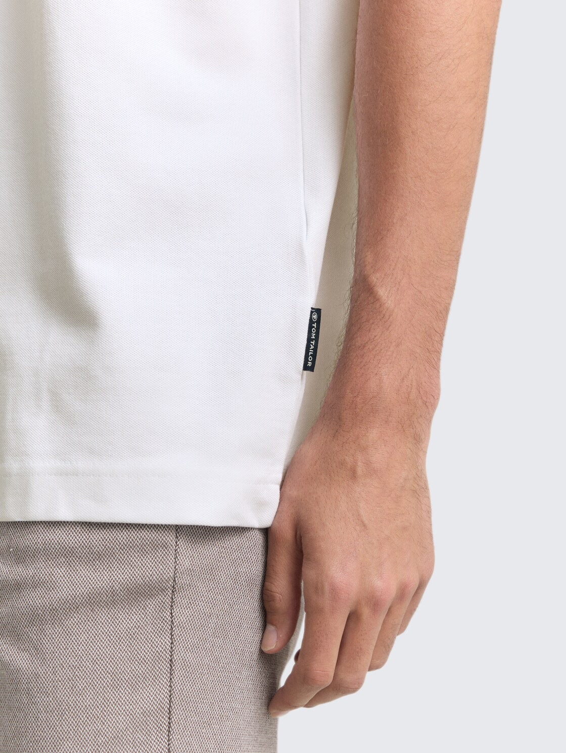 Piqué T-Shirt mit Stretch - White - Detail-Model-Ansicht