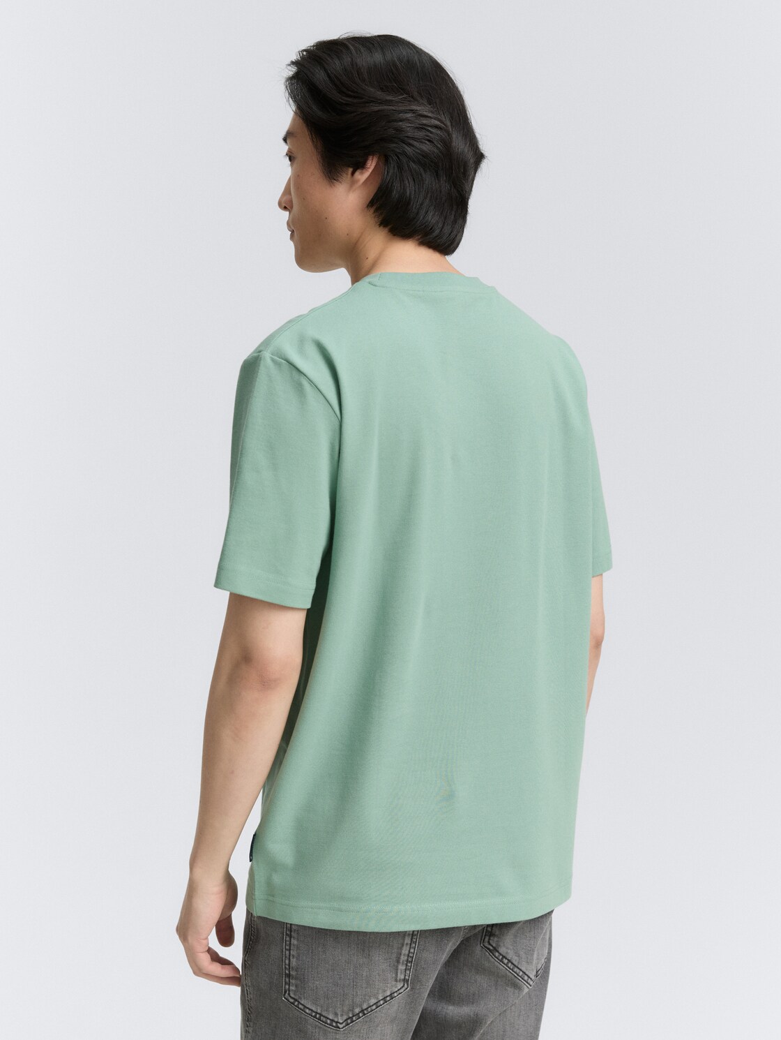 Piqué T-Shirt mit Stretch - dust green - Auschnitt Model-Rückansicht