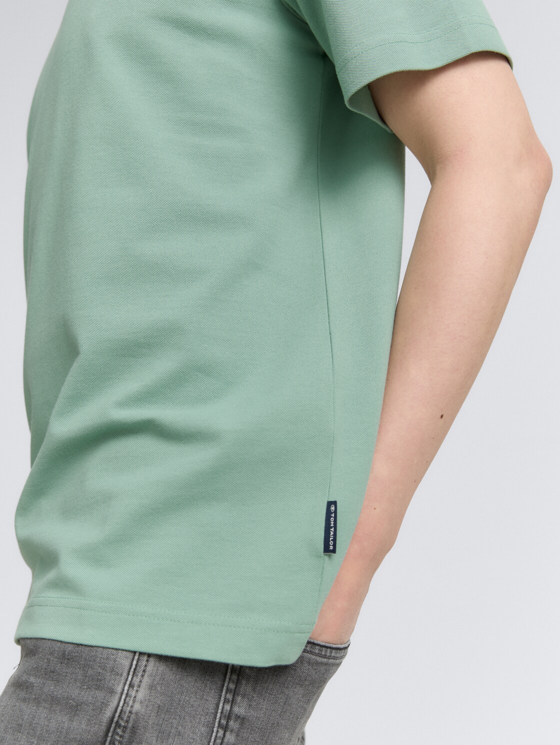 Piqué T-Shirt mit Stretch - dust green - Detail-Model-Ansicht