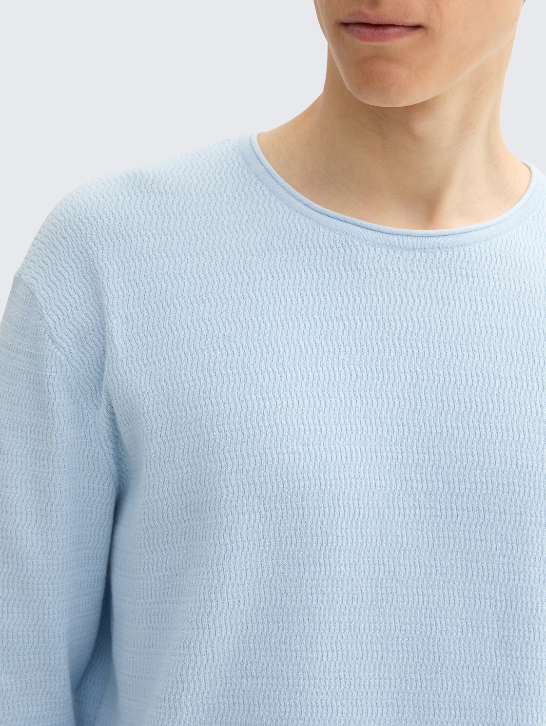 Strickpullover aus Baumwolle - Light Metal Blue - Detail-Model-Ansicht