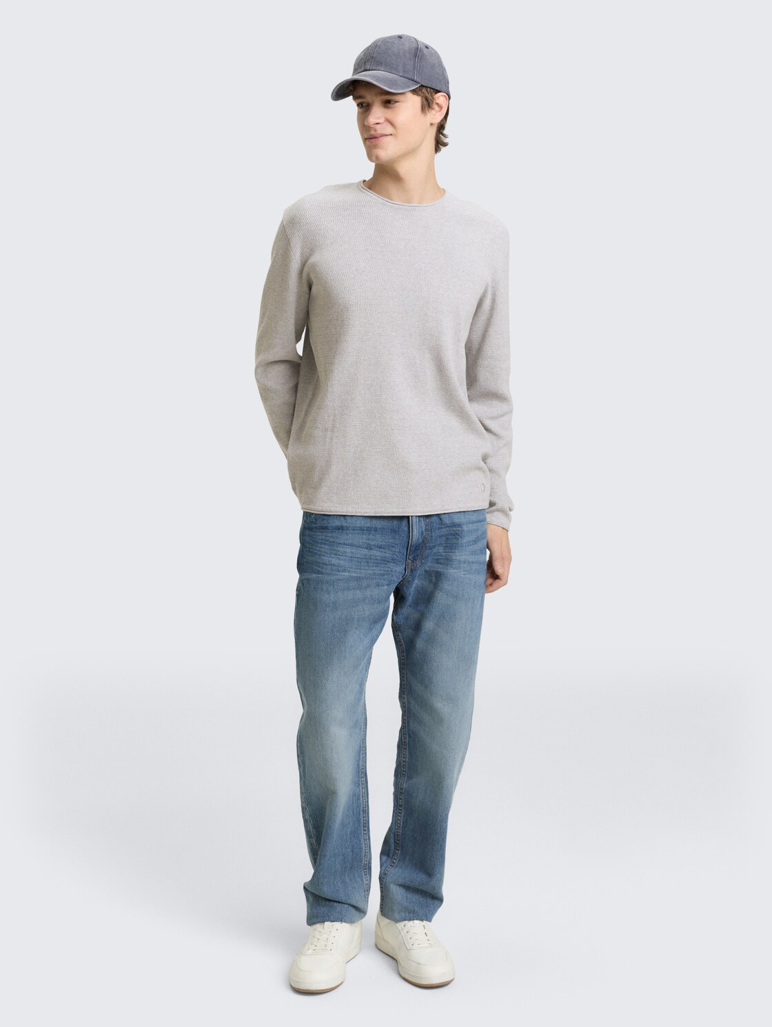 Strickpullover aus Baumwolle - Light Stone Grey Melange - Model-Vorderansicht