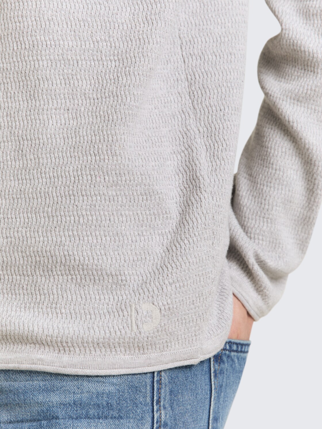 Strickpullover aus Baumwolle - Light Stone Grey Melange - Detail-Model-Ansicht