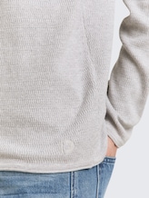 Strickpullover aus Baumwolle - Light Stone Grey Melange - Detail-Model-Ansicht