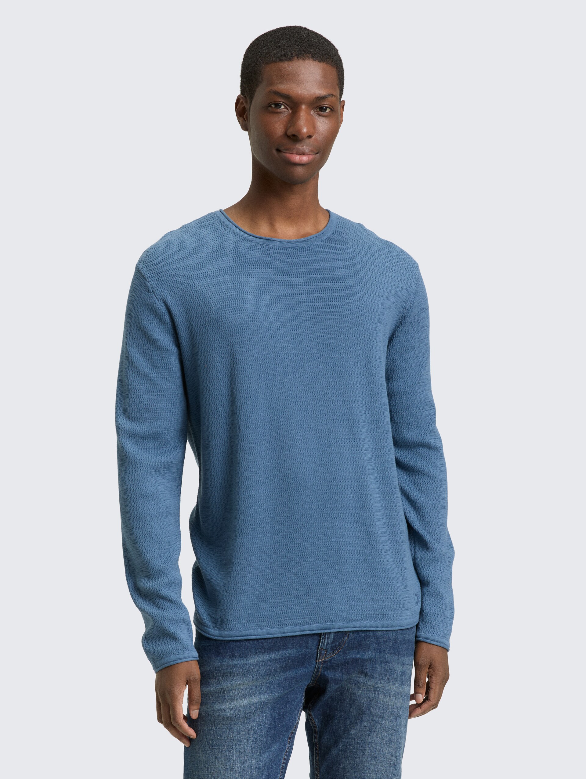 Strickpullover aus Baumwolle - dusty denim blue - Ausschnitt Model-Vorderansicht