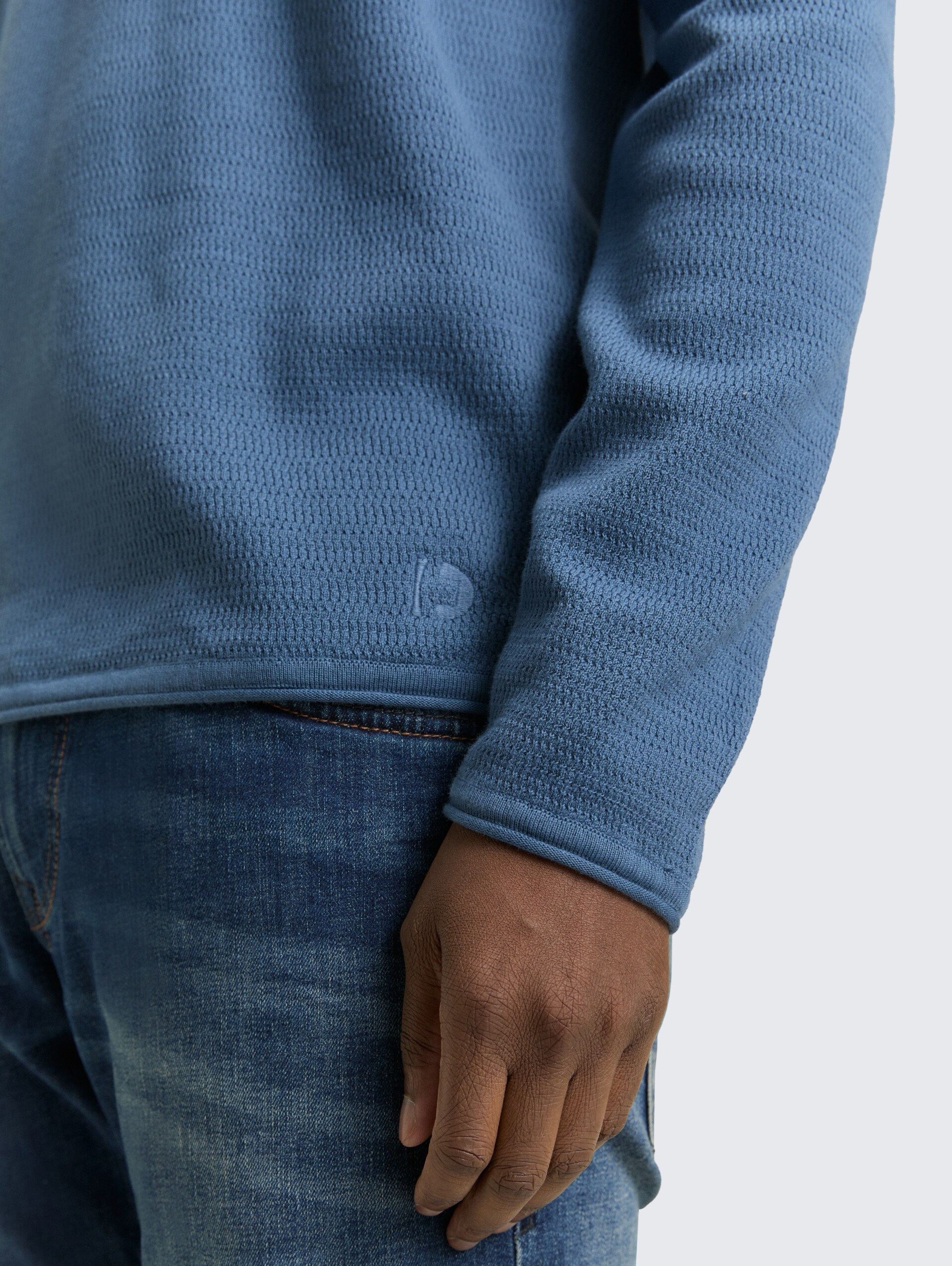 Strickpullover aus Baumwolle - dusty denim blue - Detail-Model-Ansicht