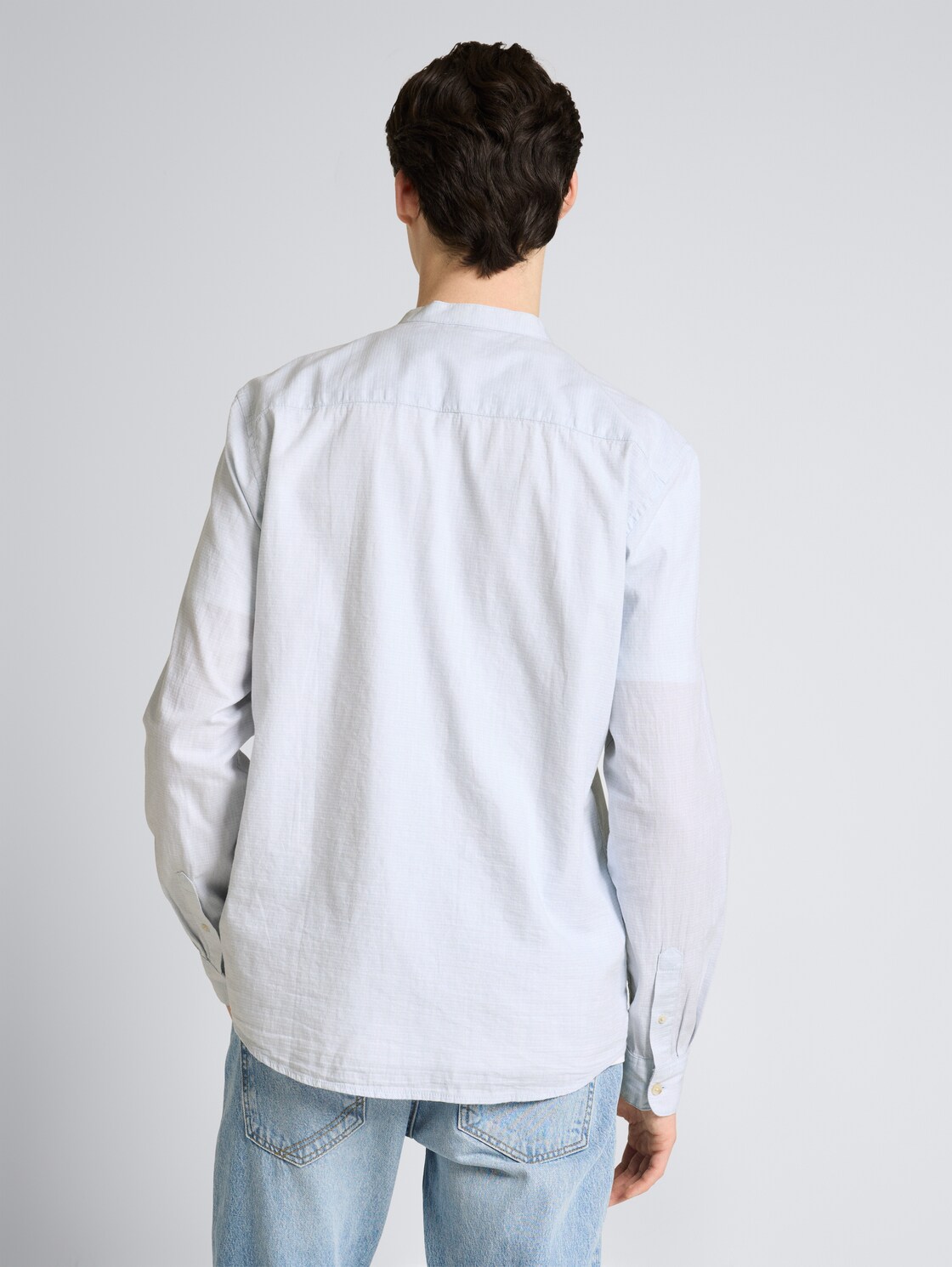 Basic Fit Hemd mit Stehkragen - light herringbone structure - Auschnitt Model-Rückansicht