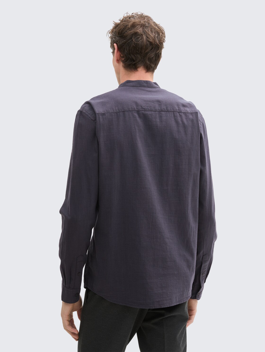 Basic Fit Hemd mit Stehkragen - navy herringbone structure - Auschnitt Model-Rückansicht