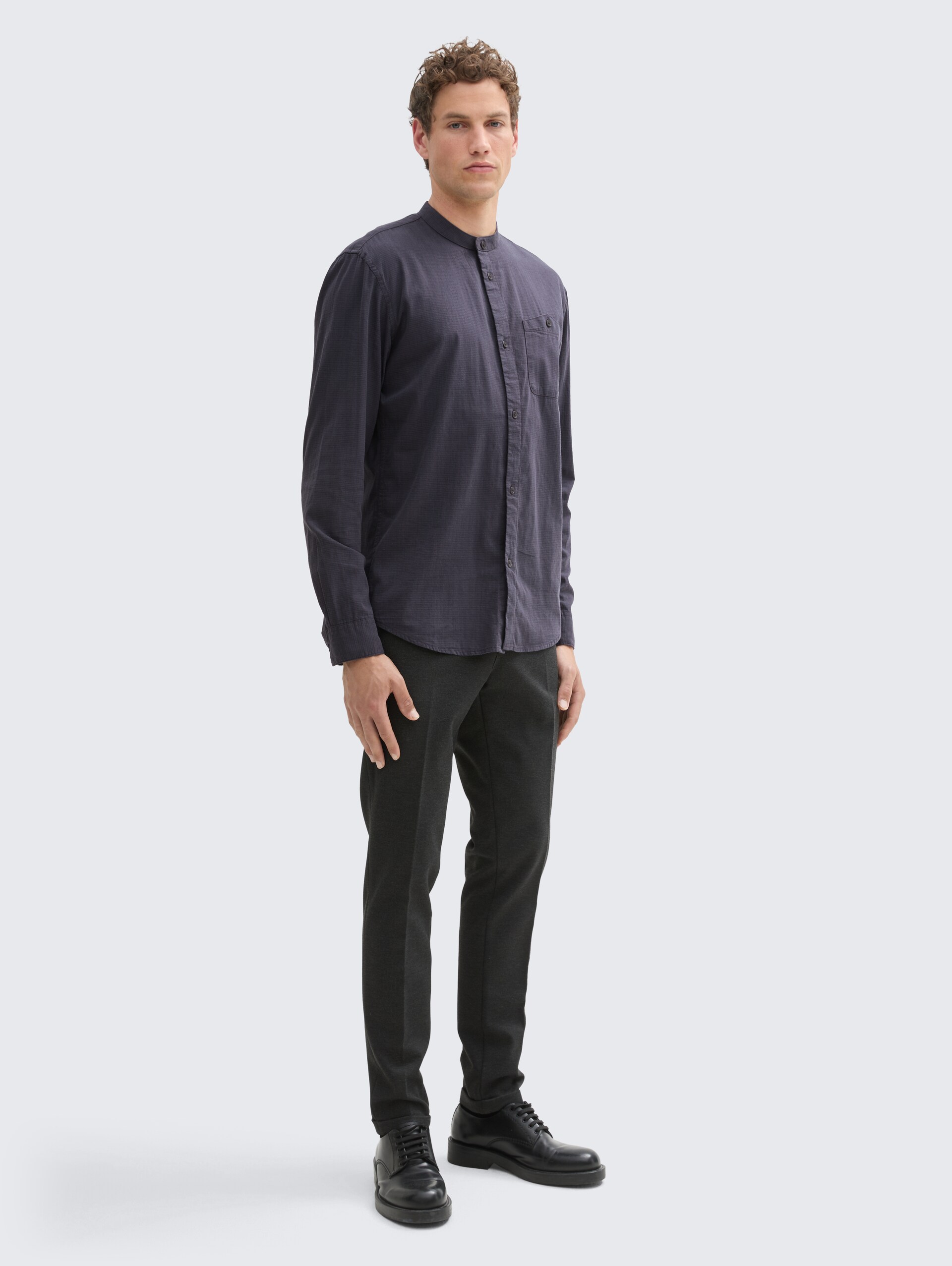 Basic Fit Hemd mit Stehkragen - navy herringbone structure - Model-Vorderansicht