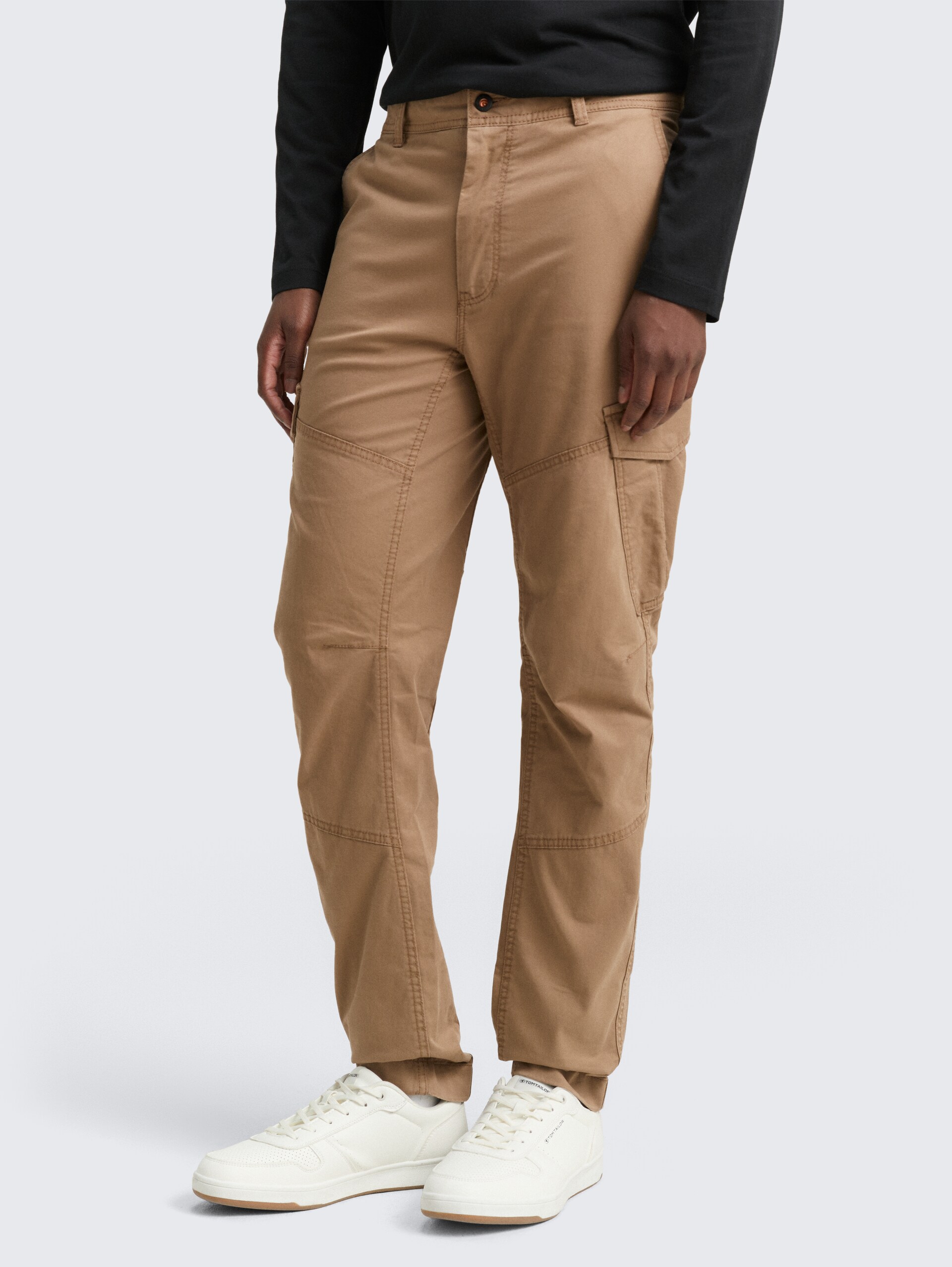 Regular Tapered Cargo Hose - Caribou Beige - Ausschnitt Model-Vorderansicht
