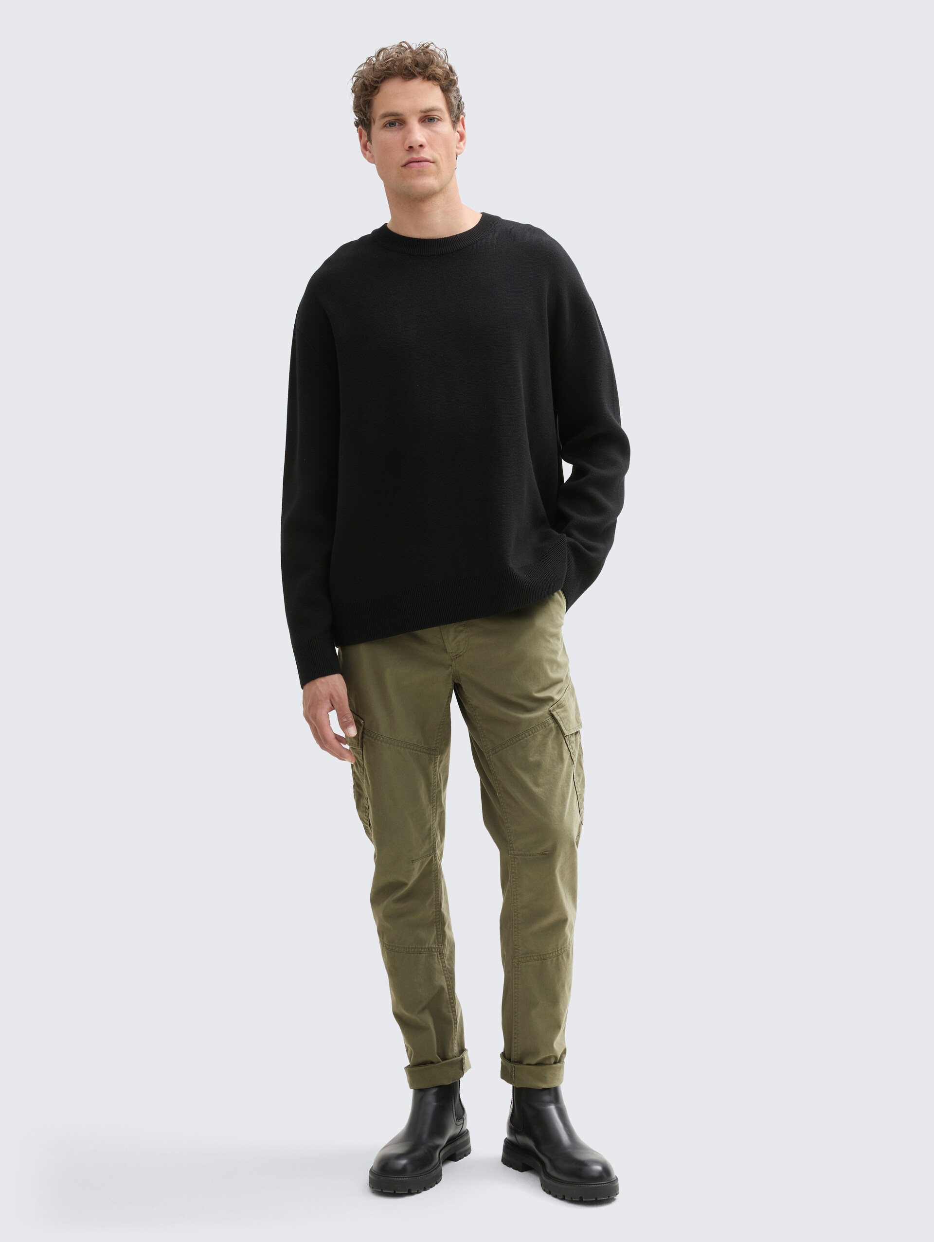 Regular Tapered Cargo Hose - Dusty Olive Green - Model-Vorderansicht