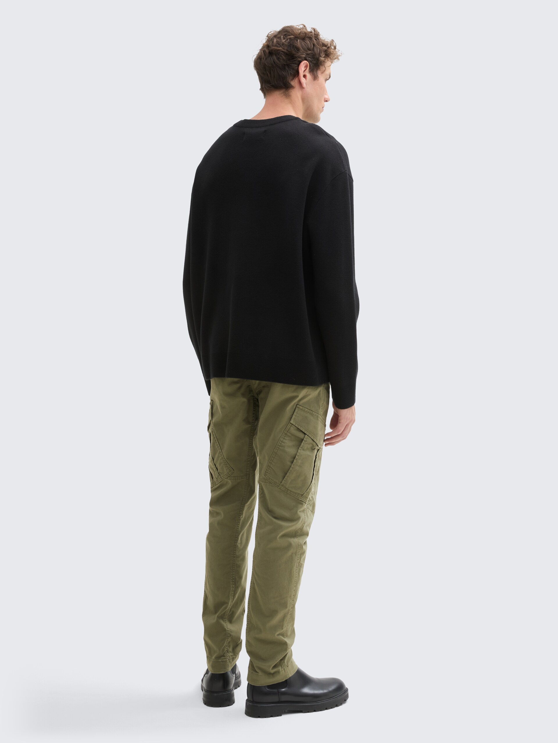 Regular Tapered Cargo Hose - Dusty Olive Green - Auschnitt Model-Rückansicht
