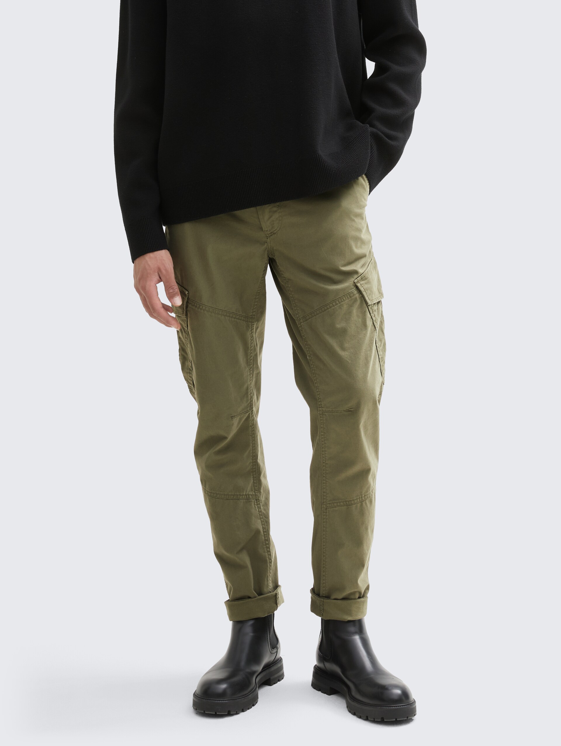 Regular Tapered Cargo Hose - Dusty Olive Green - Ausschnitt Model-Vorderansicht