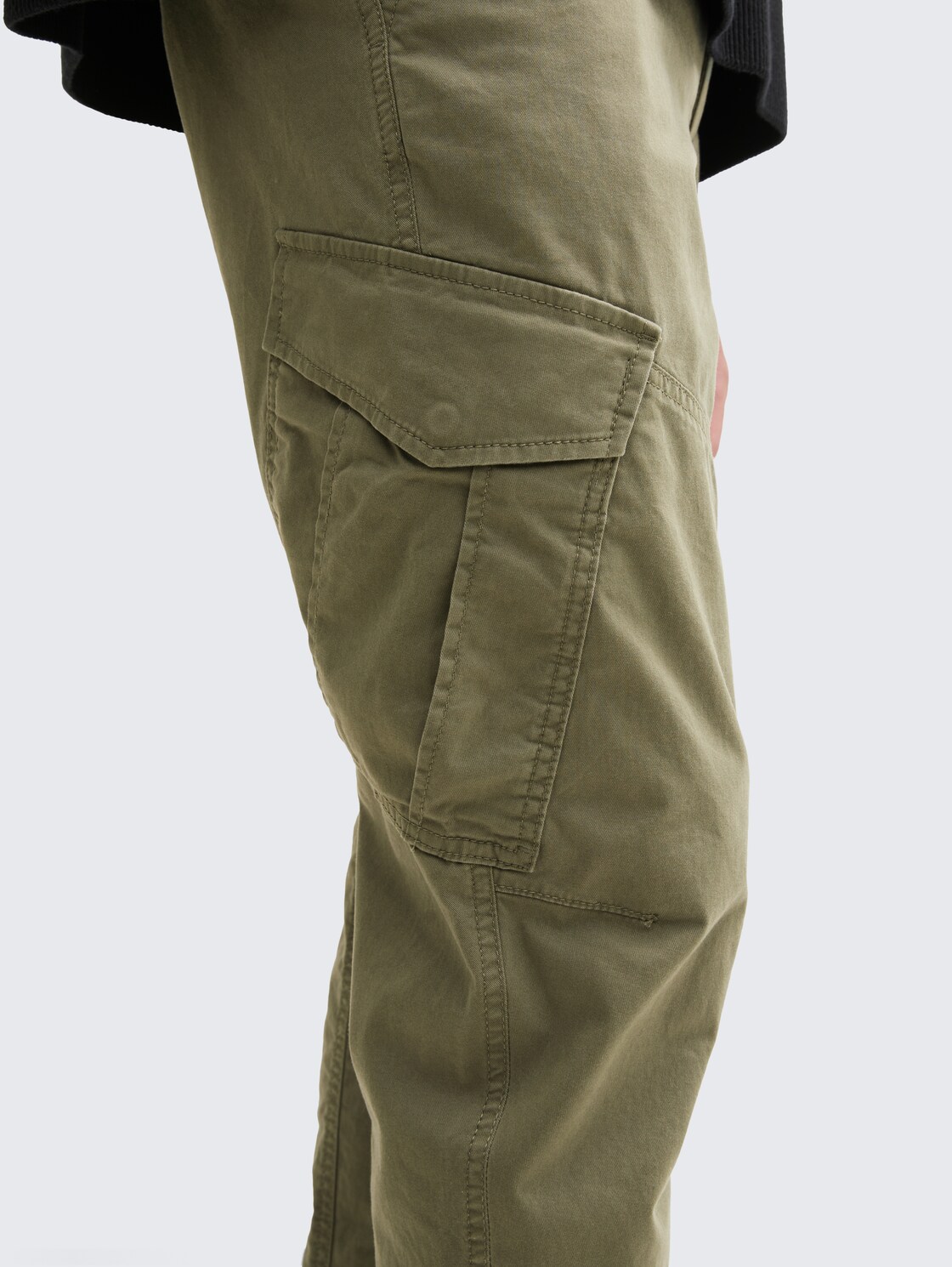 Regular Tapered Cargo Hose - Dusty Olive Green - Detail-Model-Ansicht