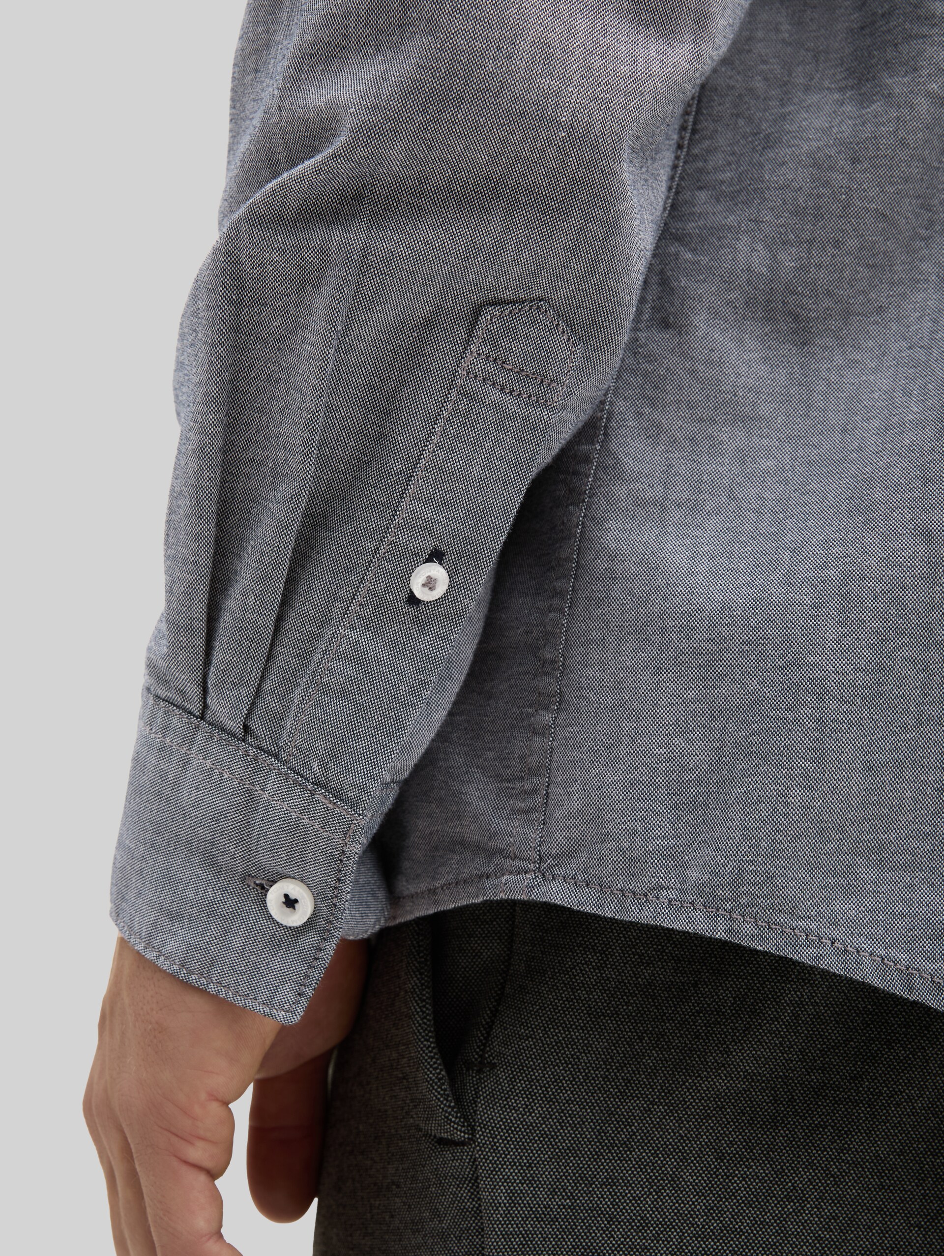 Regular Fit Hemd mit Brusttasche - navy chambray - Detail-Model-Ansicht