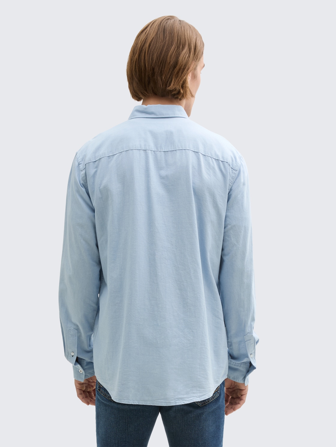 Regular Fit Hemd mit Brusttasche - light blue chambray - Auschnitt Model-Rückansicht