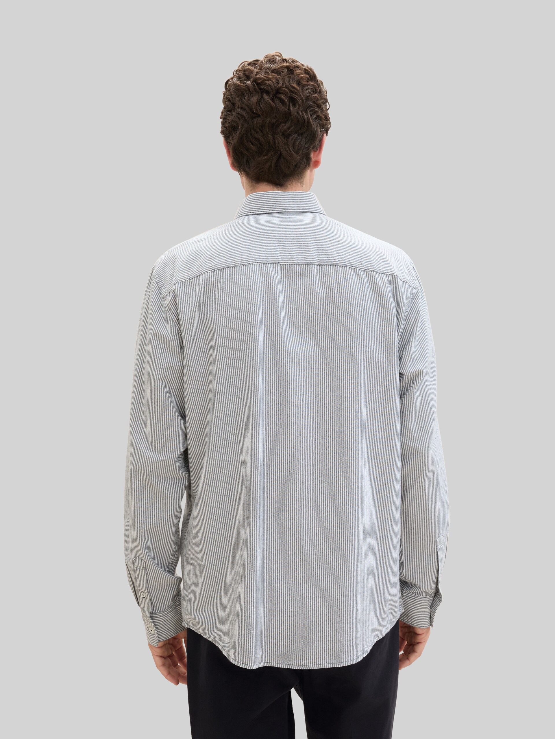 Regular Fit Hemd mit Brusttasche - white navy stripe - Auschnitt Model-Rückansicht