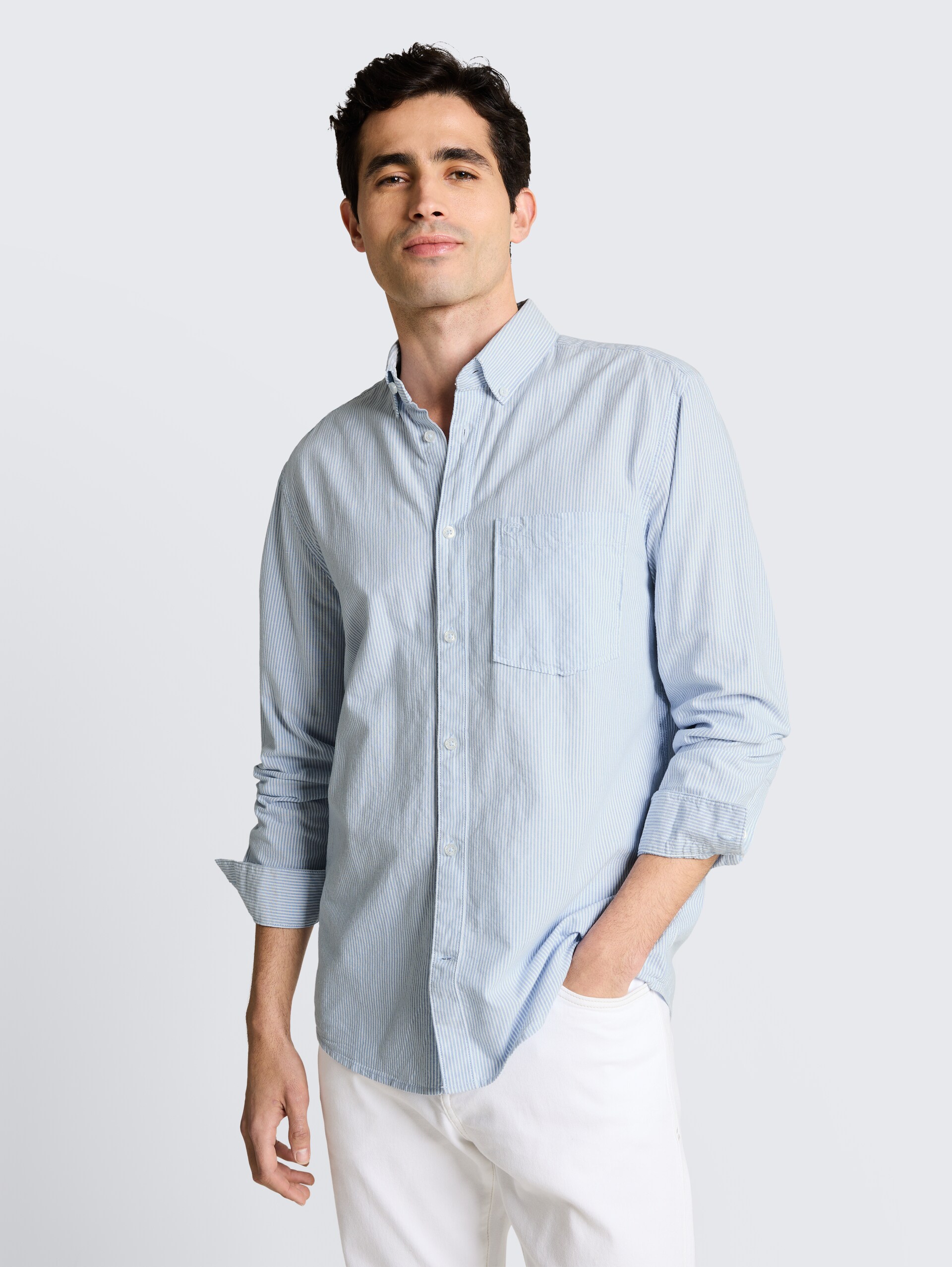 Regular Fit Hemd mit Brusttasche - white light blue stripe - Ausschnitt Model-Vorderansicht