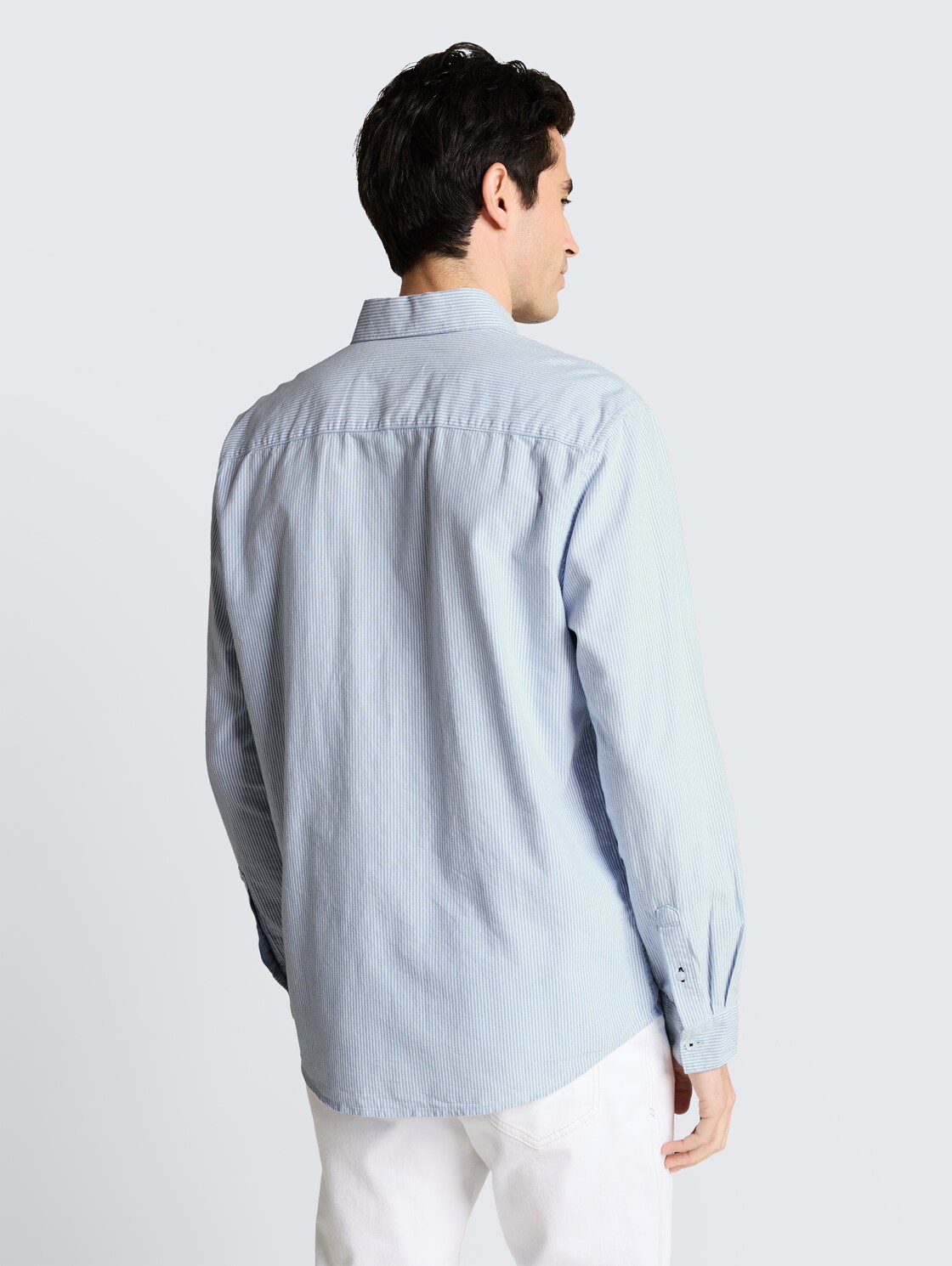 Regular Fit Hemd mit Brusttasche - white light blue stripe - Auschnitt Model-Rückansicht