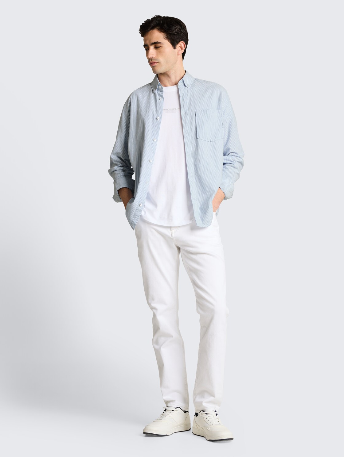 Regular Fit Hemd mit Brusttasche - white light blue stripe - Model-Vorderansicht