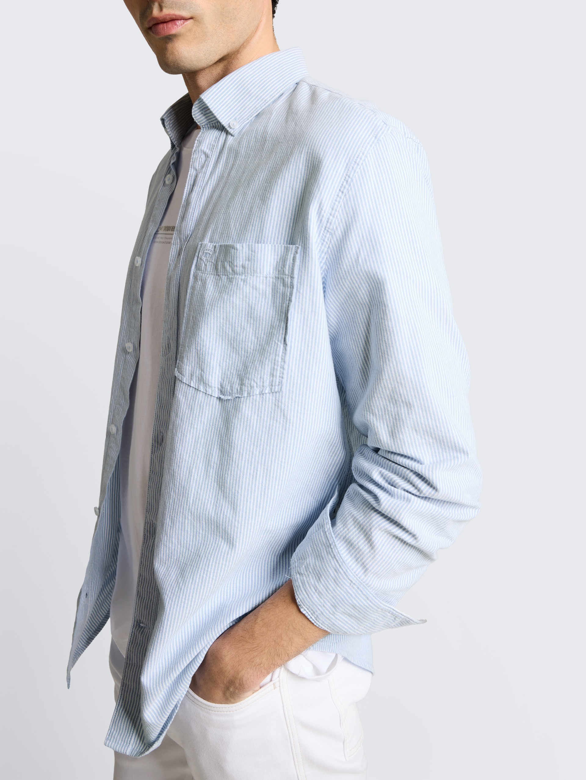 Regular Fit Hemd mit Brusttasche - white light blue stripe - Detail-Model-Ansicht