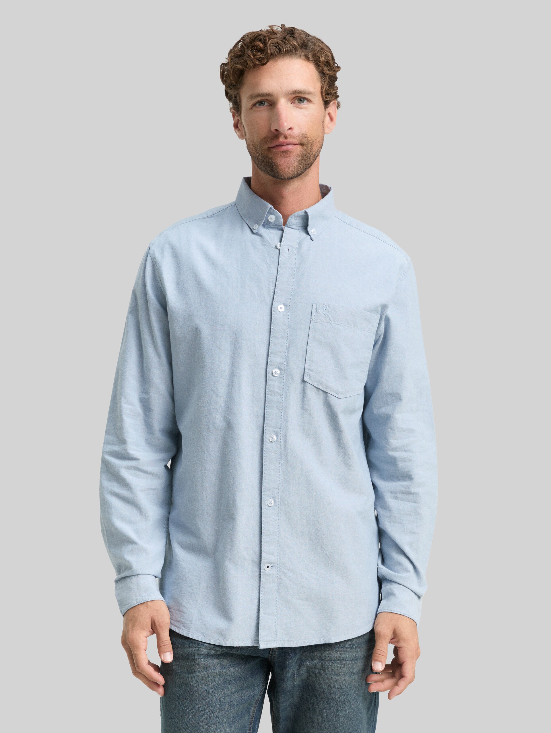 Regular fit shirt with breast pocket - light blue white chambray - Neckline model front view