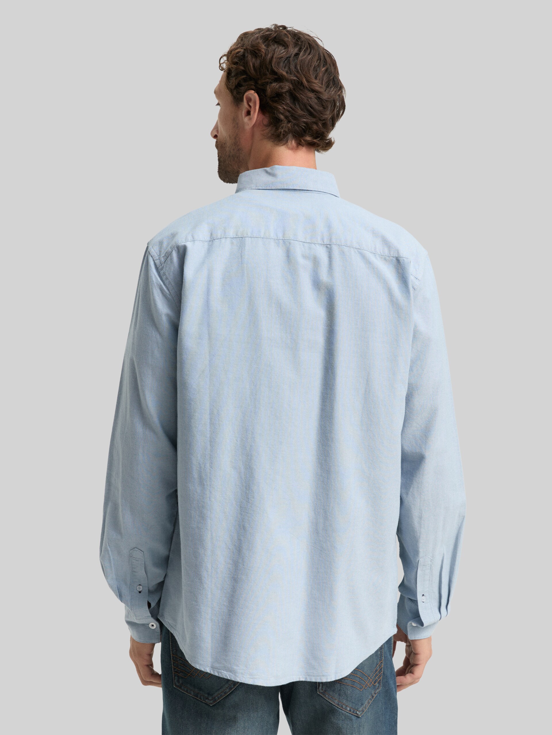 Regular fit shirt with breast pocket - light blue white chambray - Neckline model-back view