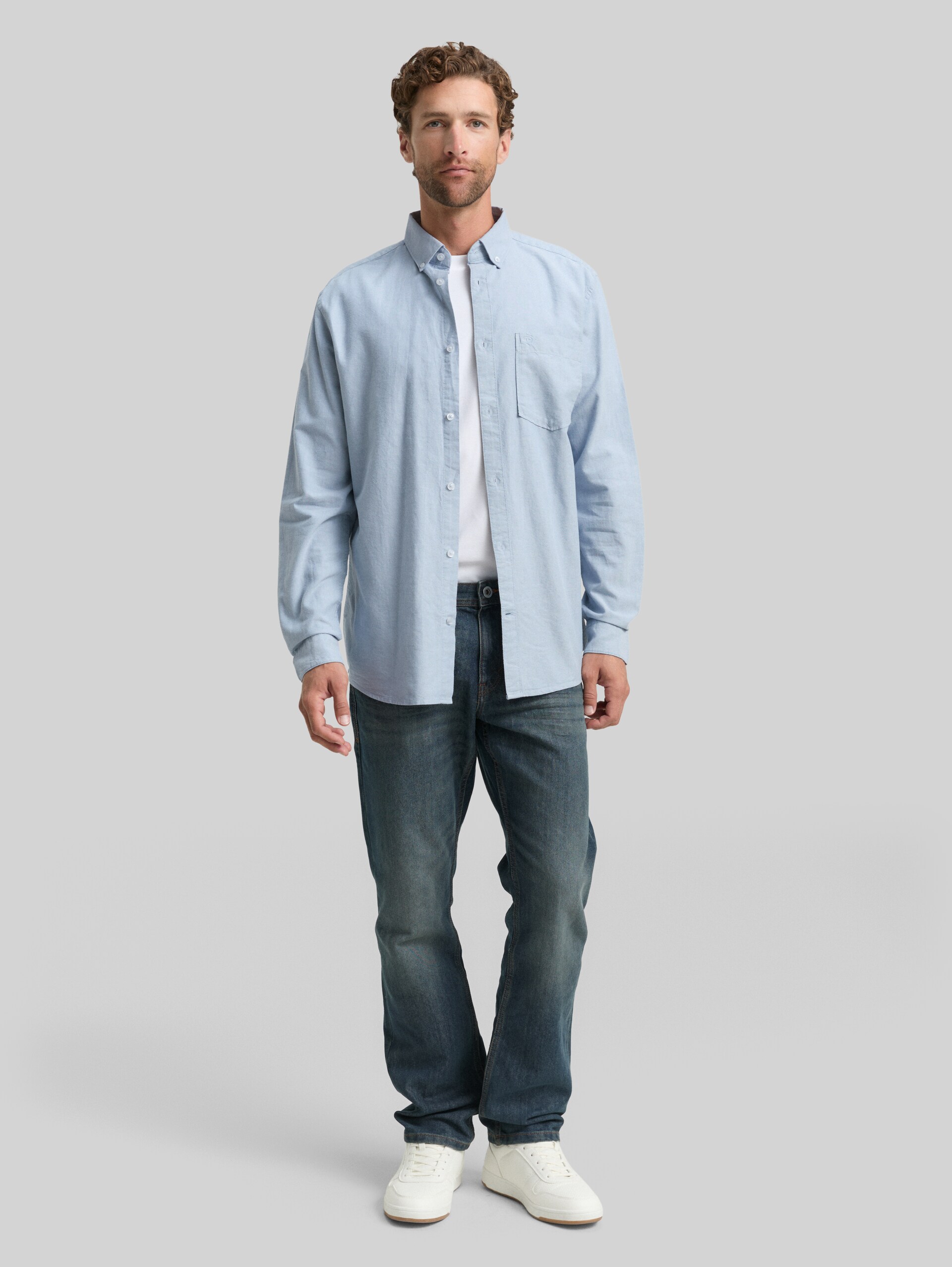 Regular fit shirt with breast pocket - light blue white chambray - Model front view