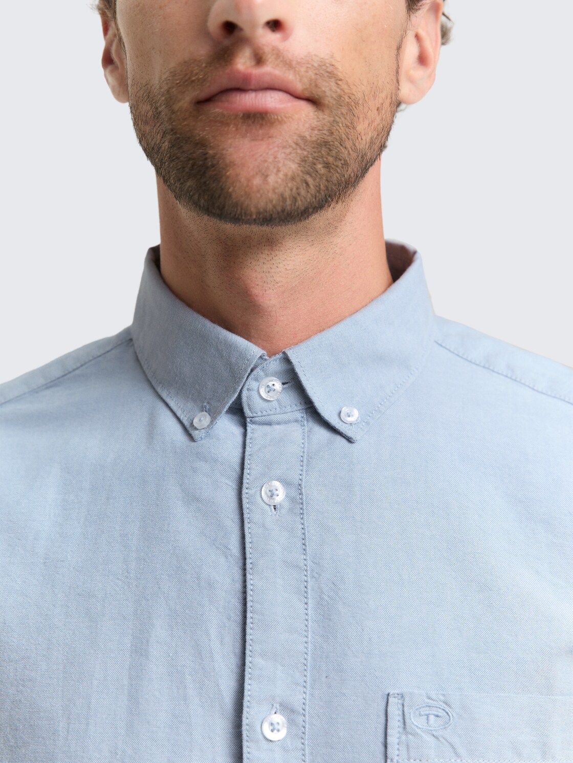 Regular Fit Hemd mit Brusttasche - light blue white chambray - Detail-Model-Ansicht