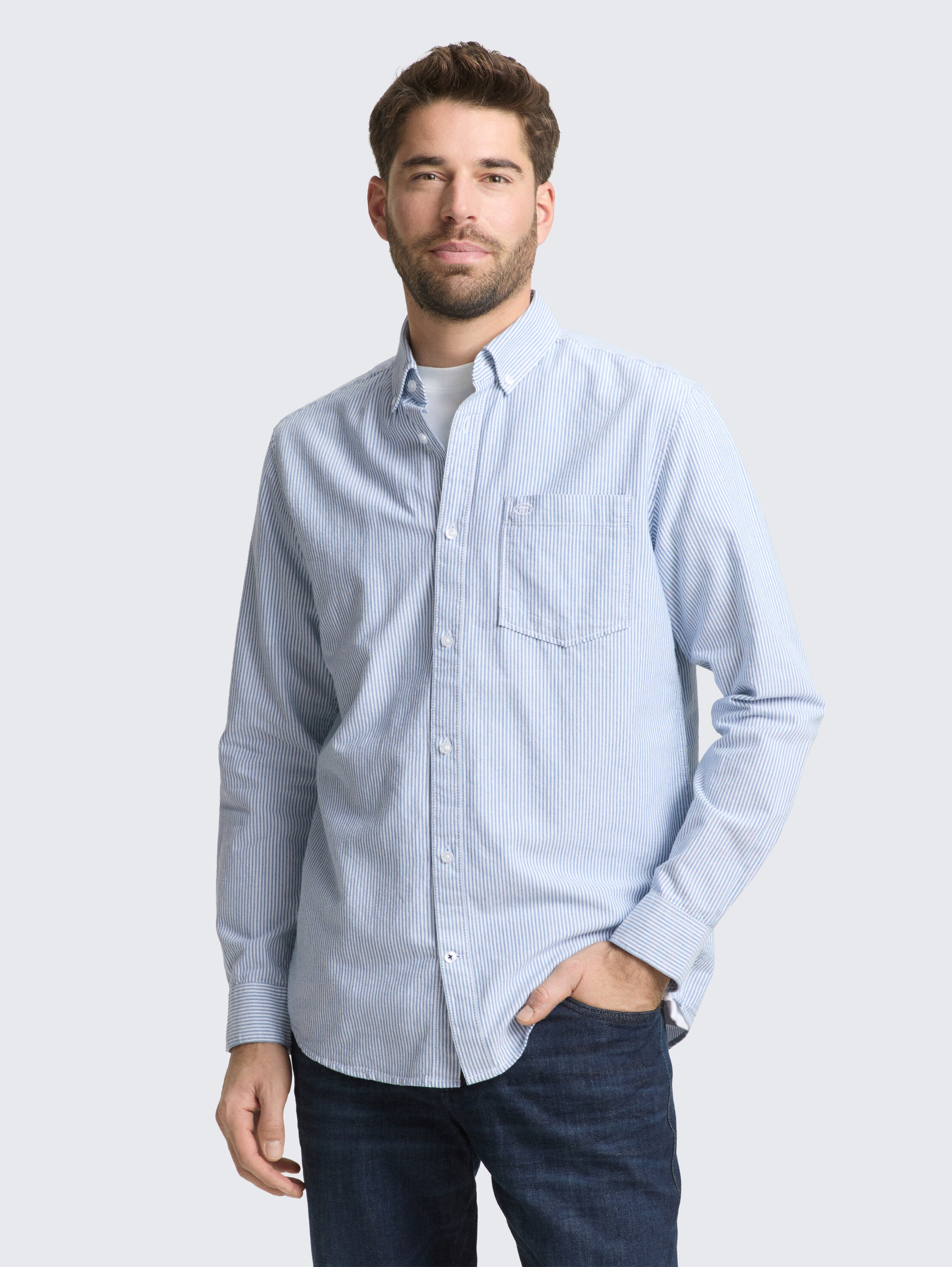 Chemise Regular Fit avec poche poitrine - blue petrol stripe - Découpe Vue de face du modèle